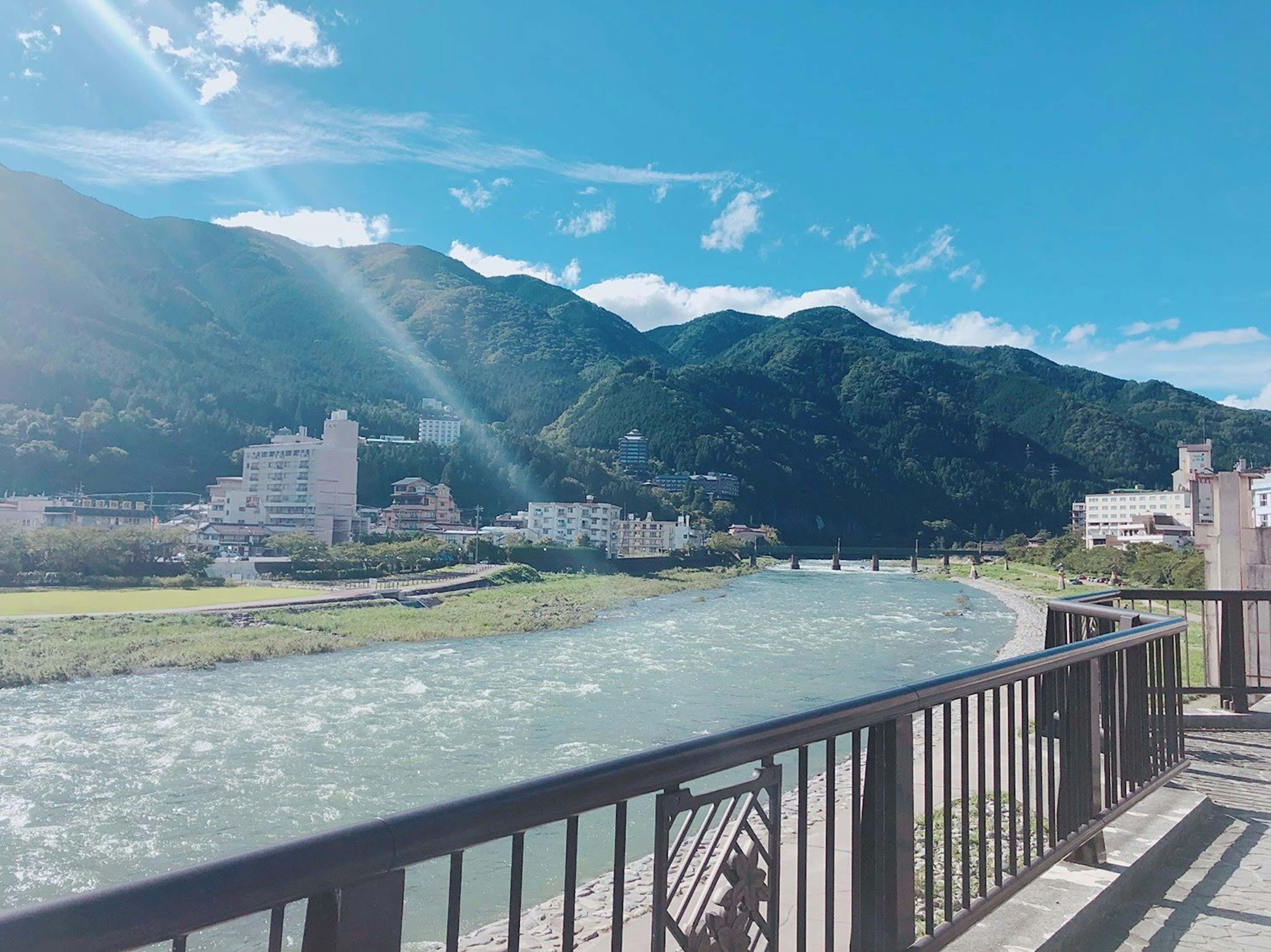 Vista panoramica di un fiume e montagne sotto un cielo azzurro