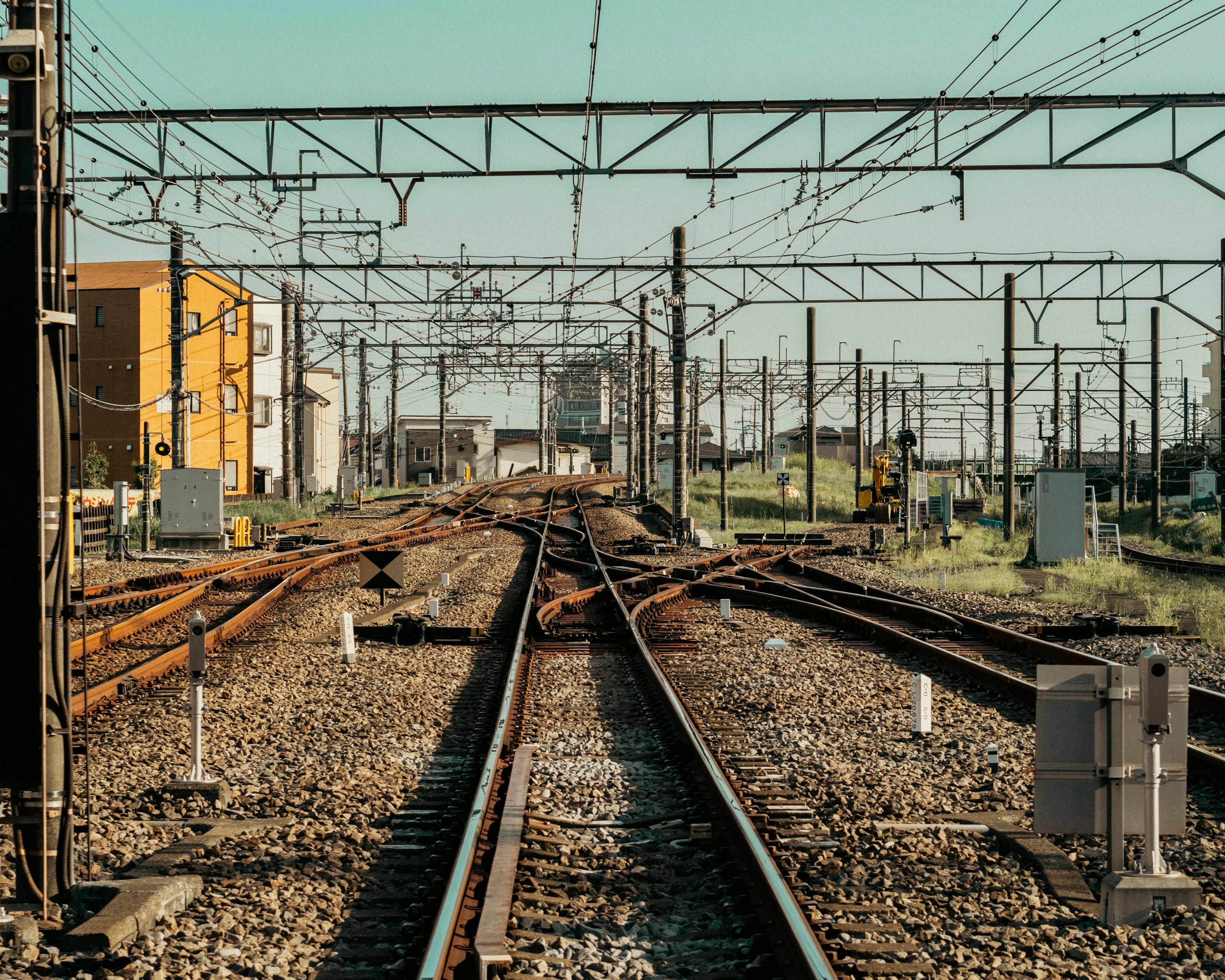 鉄道の線路が交差する風景と周囲の建物