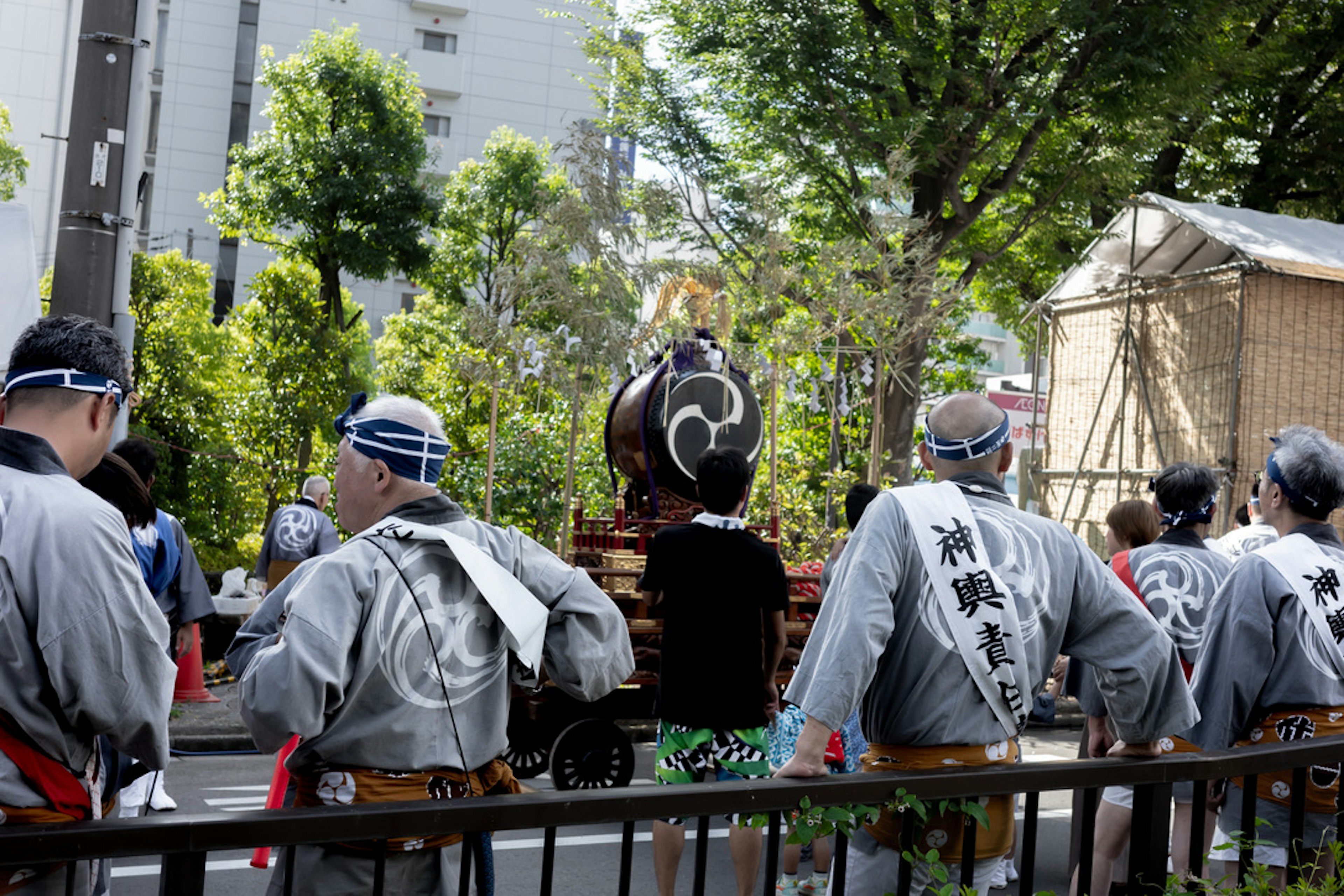 祭りに参加する人々が伝統的な服装を着ている風景