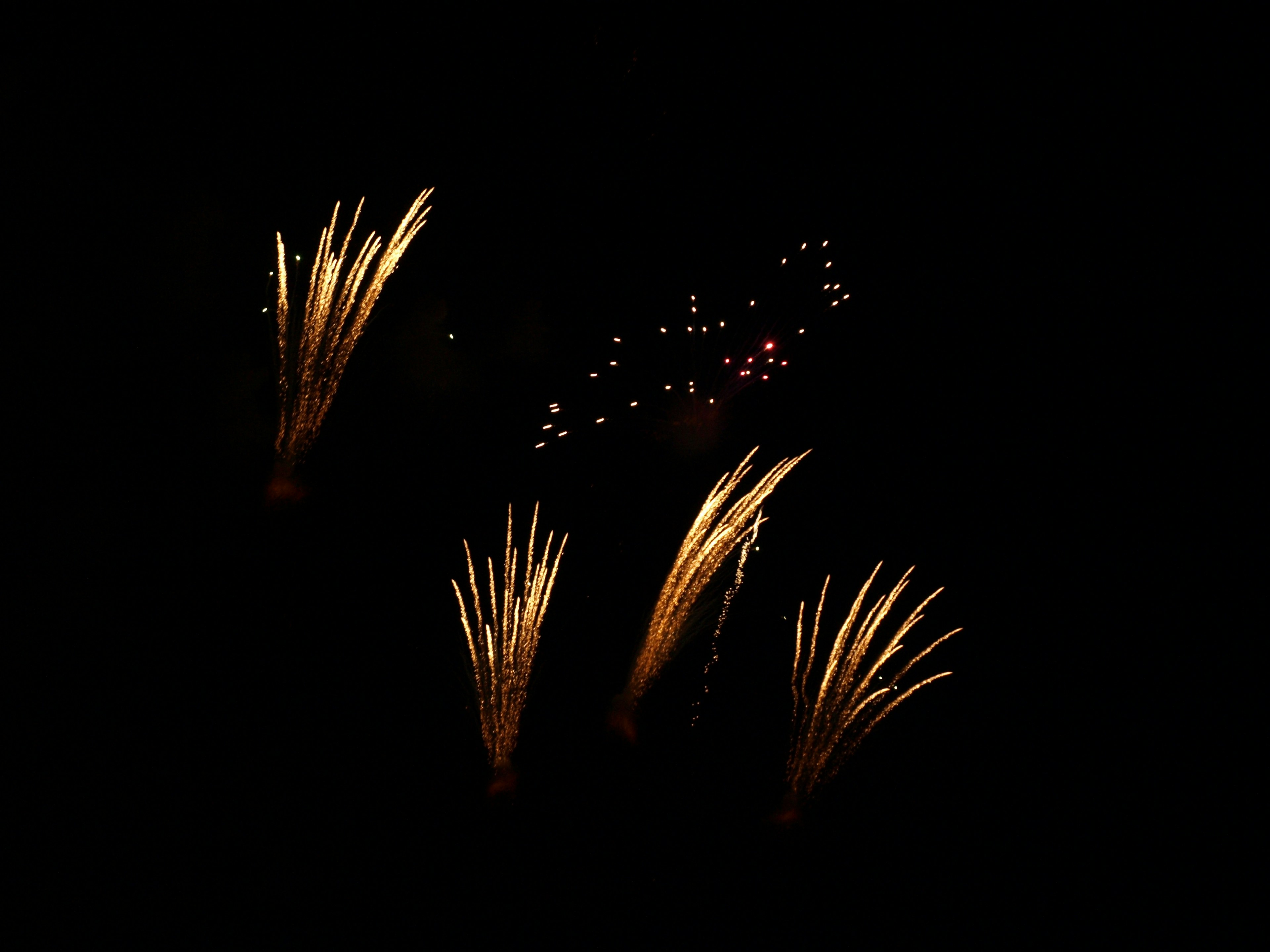 Bella scena di fuochi d'artificio dorati su sfondo nero