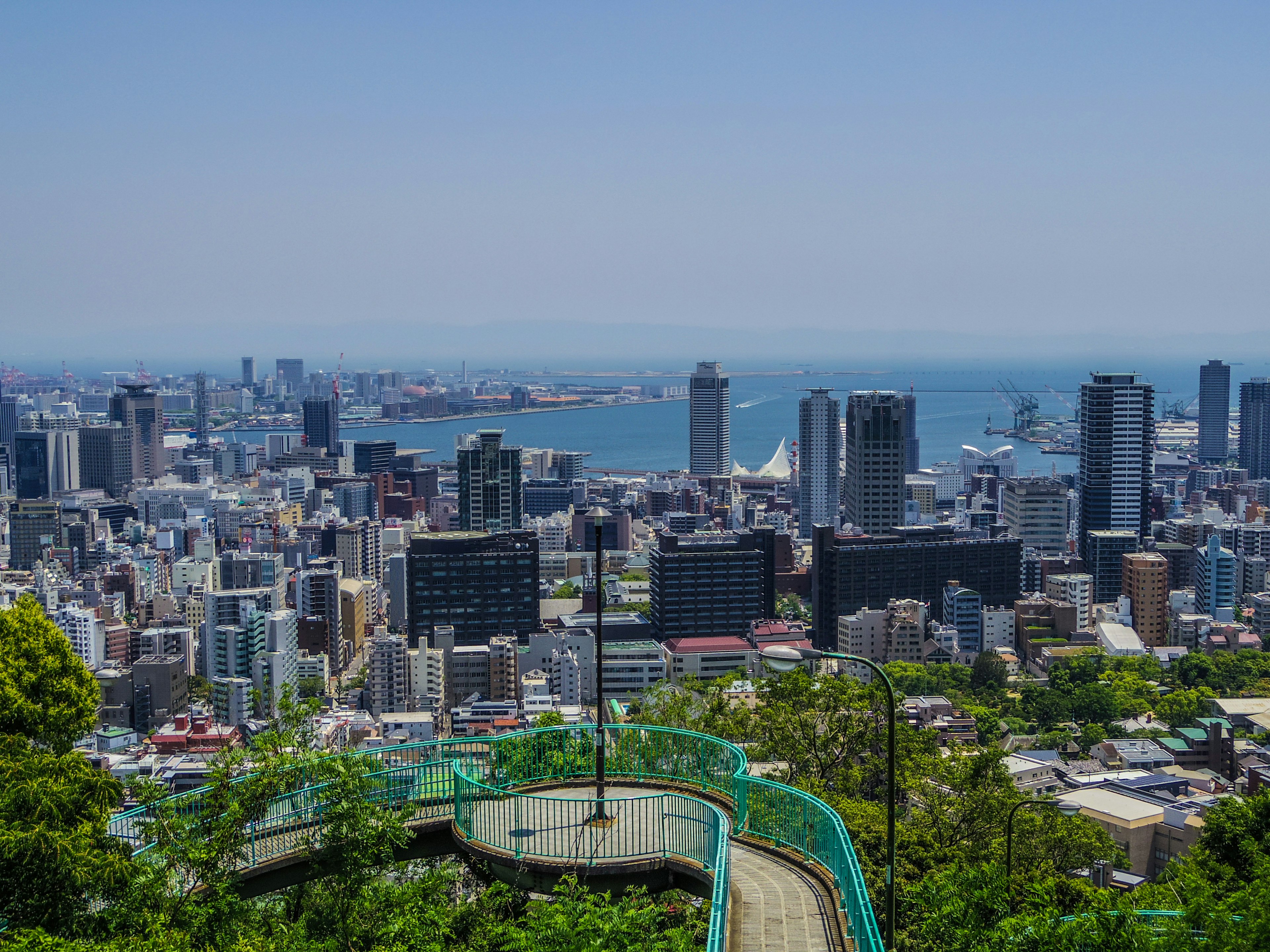 Una vista panorámica de la ciudad de Kobe con rascacielos y el puerto