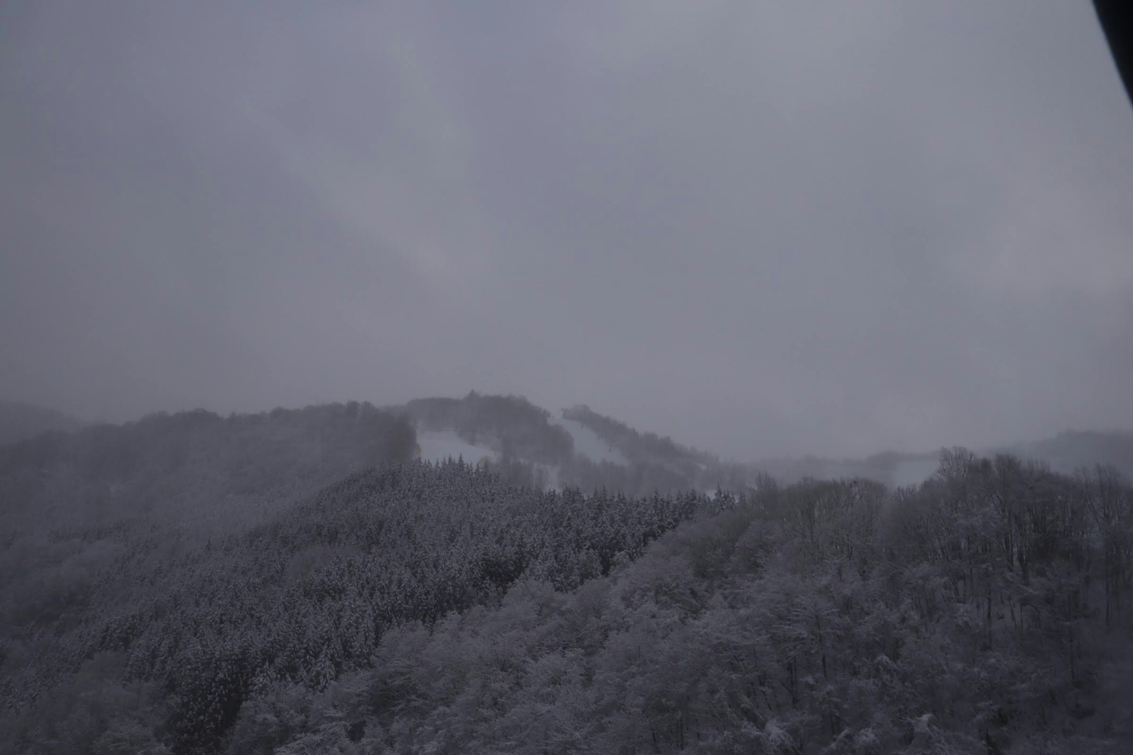 雲霧繚繞的雪山風景