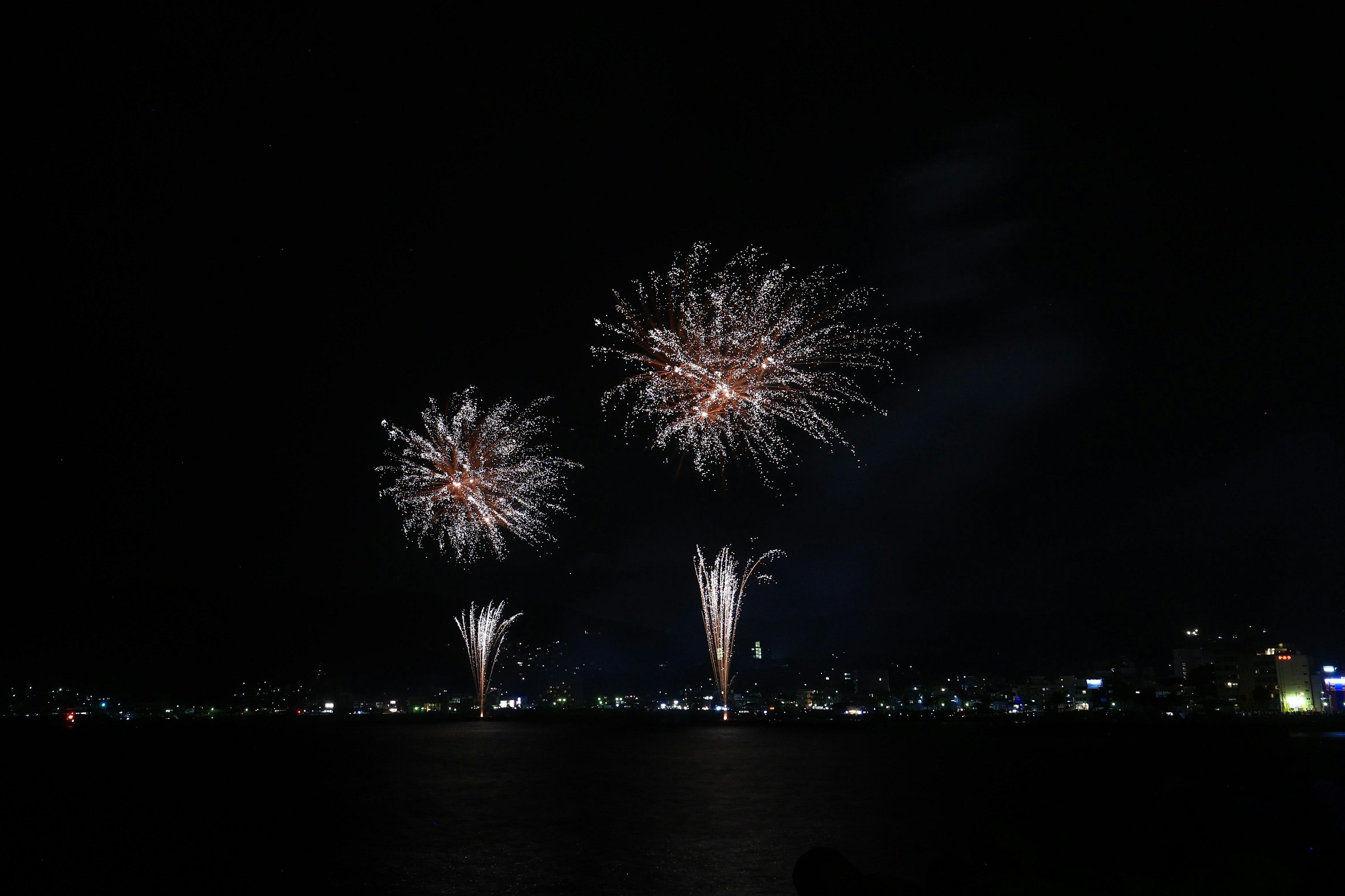 Spettacolo di fuochi d'artificio bello nel cielo notturno su una città