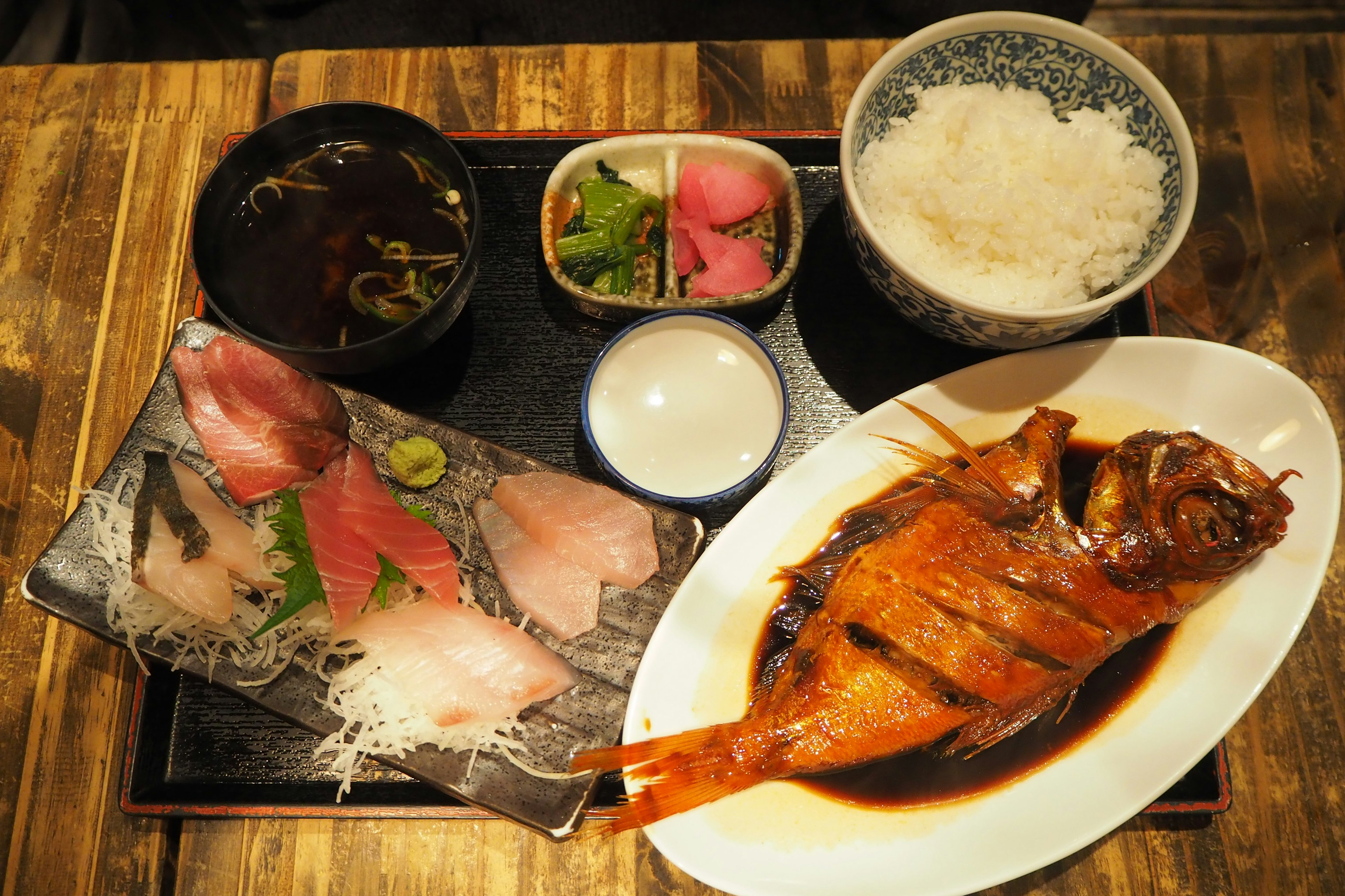 Frisches Sashimi und gegrillter Fisch Teller japanisches Mittagessen