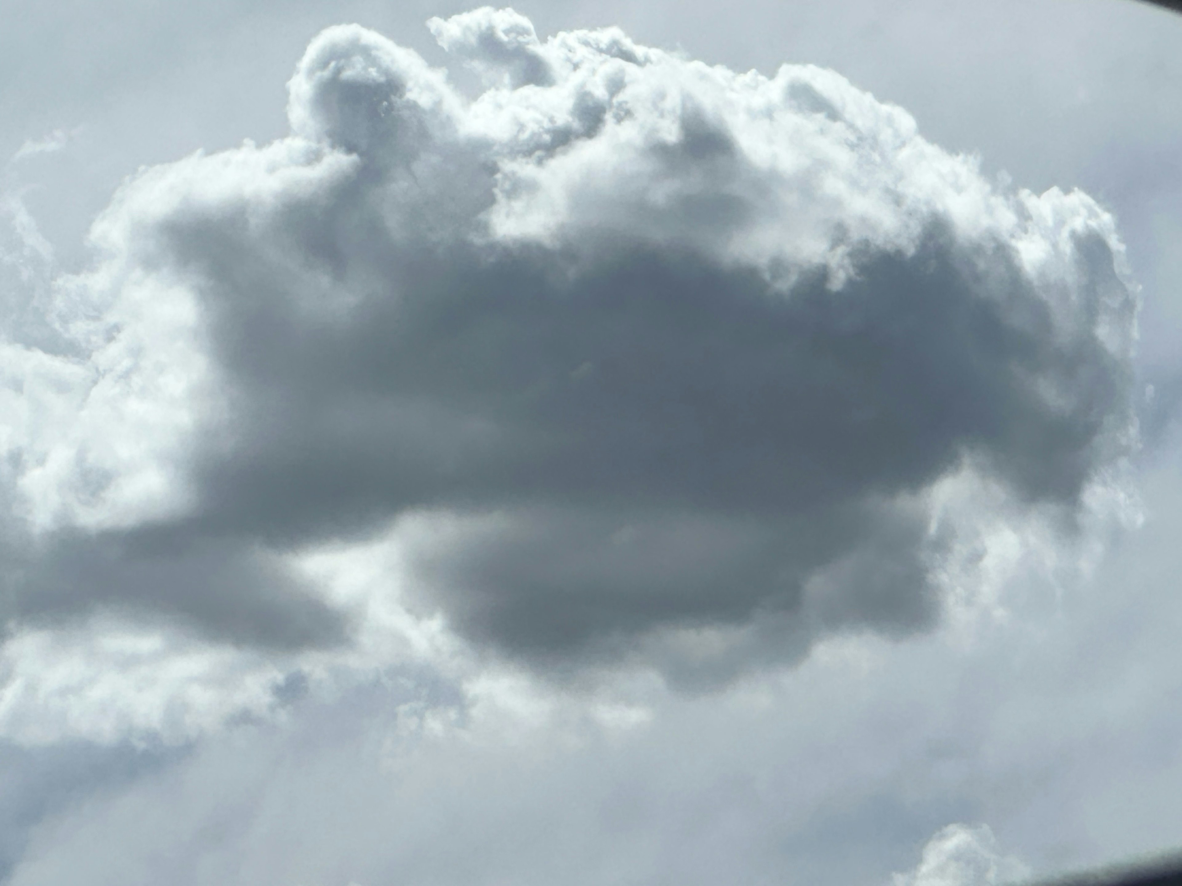 Eine graue Wolke schwebt am Himmel