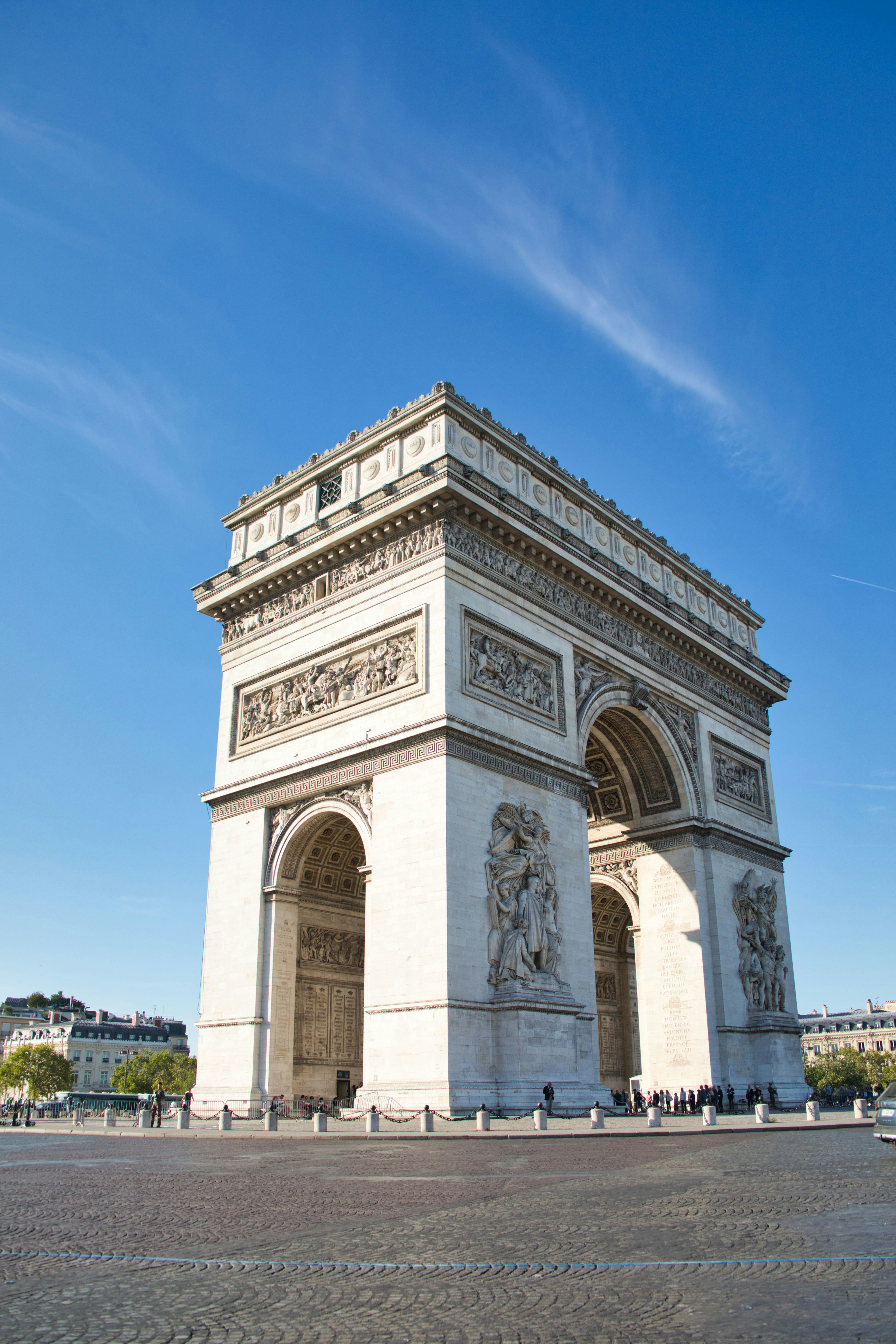 Foto del Arco de Triunfo en París bajo un cielo azul claro