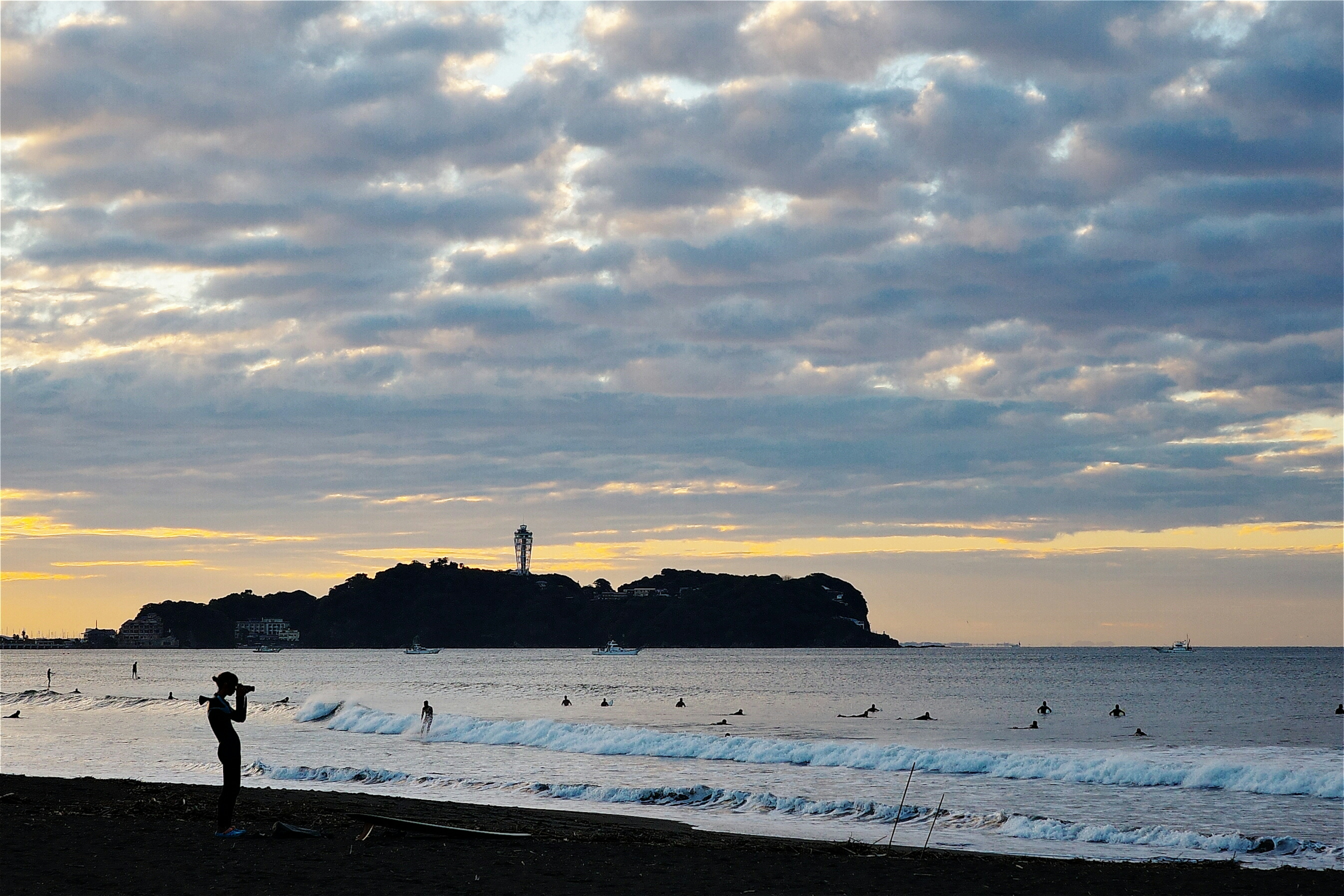 海と島の風景に立つ人物 美しい夕焼けの空