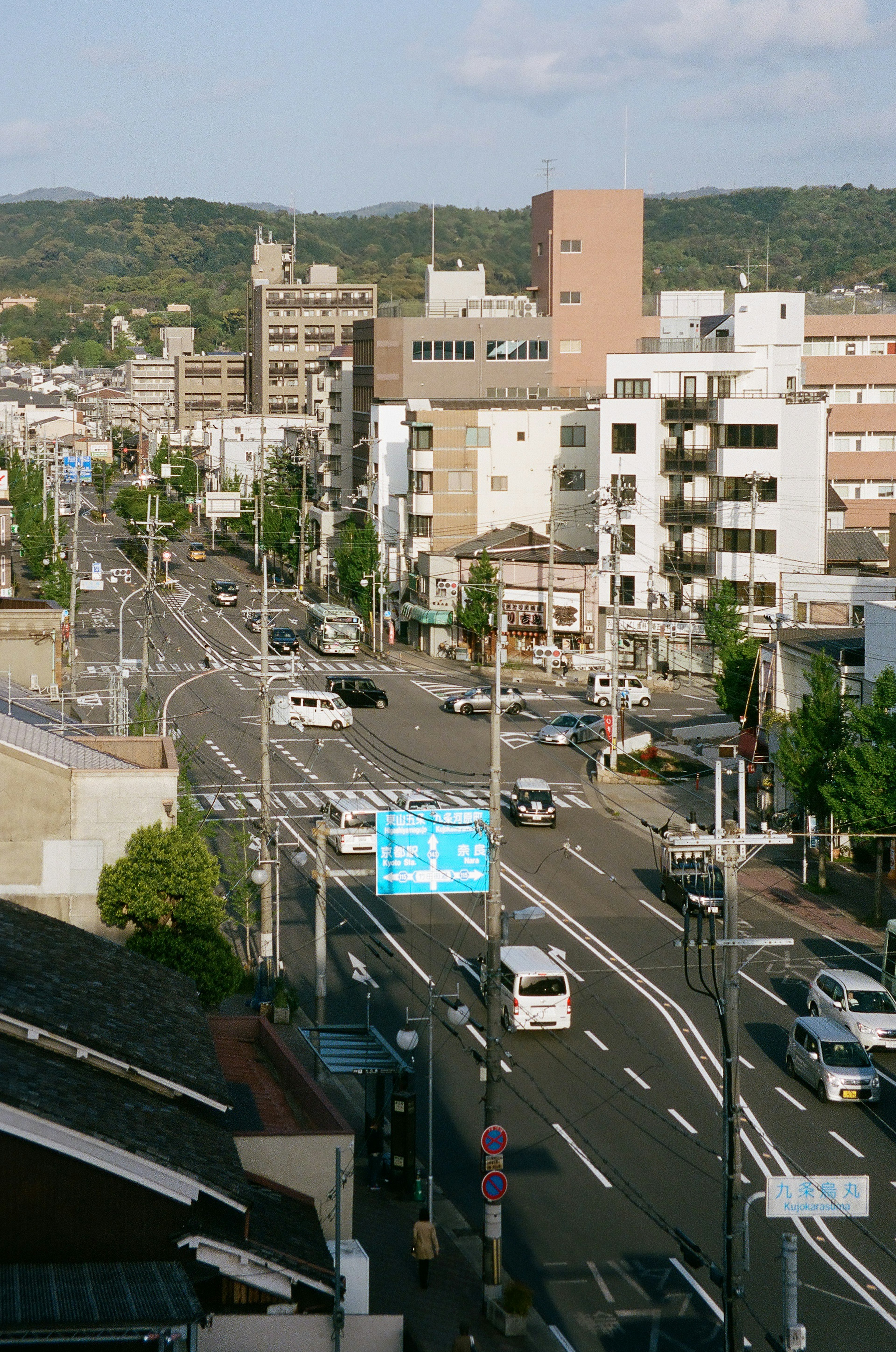 Stadtansicht mit Straßen und Gebäuden, Verkehrsschildern und Fahrzeugen