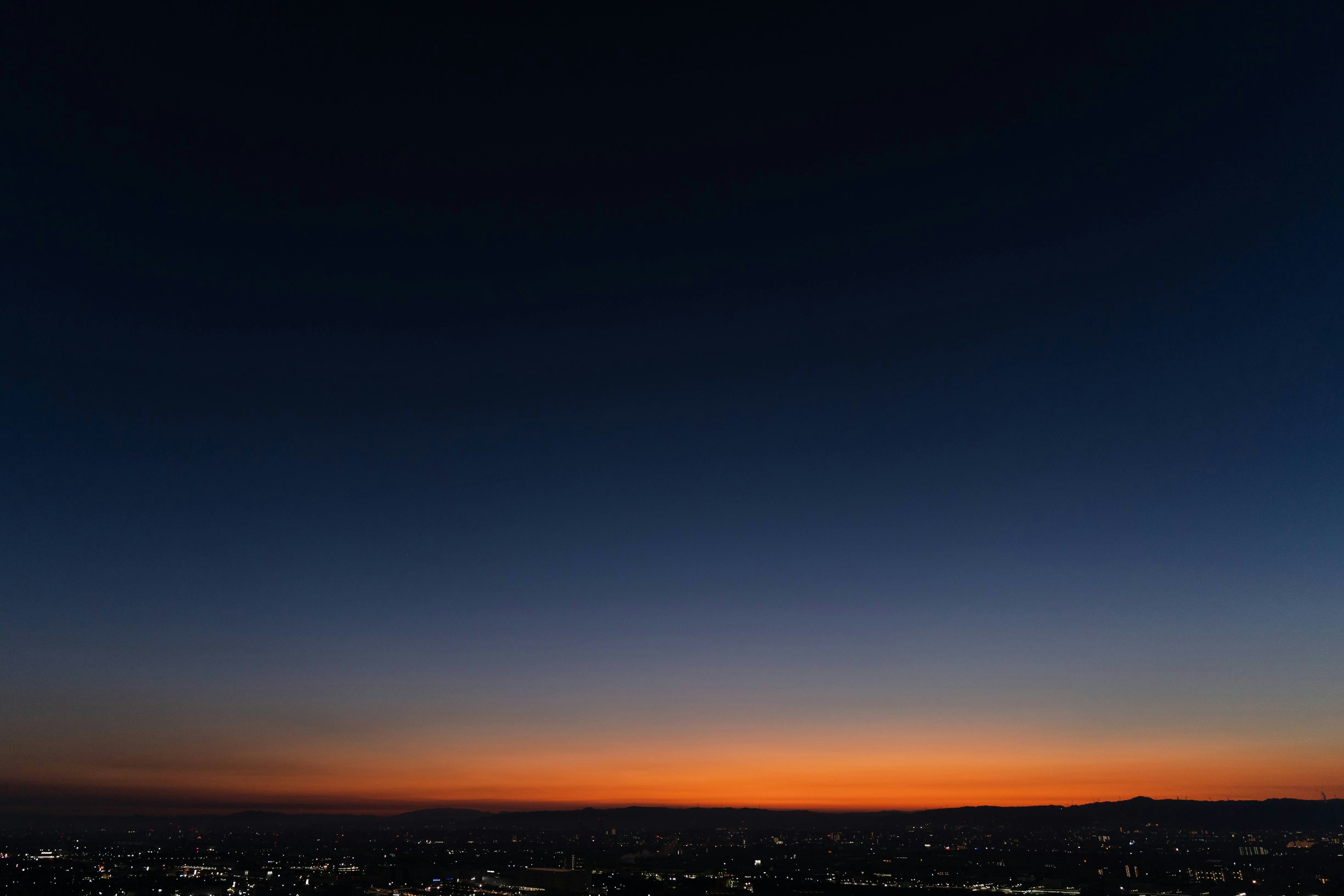 Paesaggio del tramonto con un gradiente dal blu all'arancione