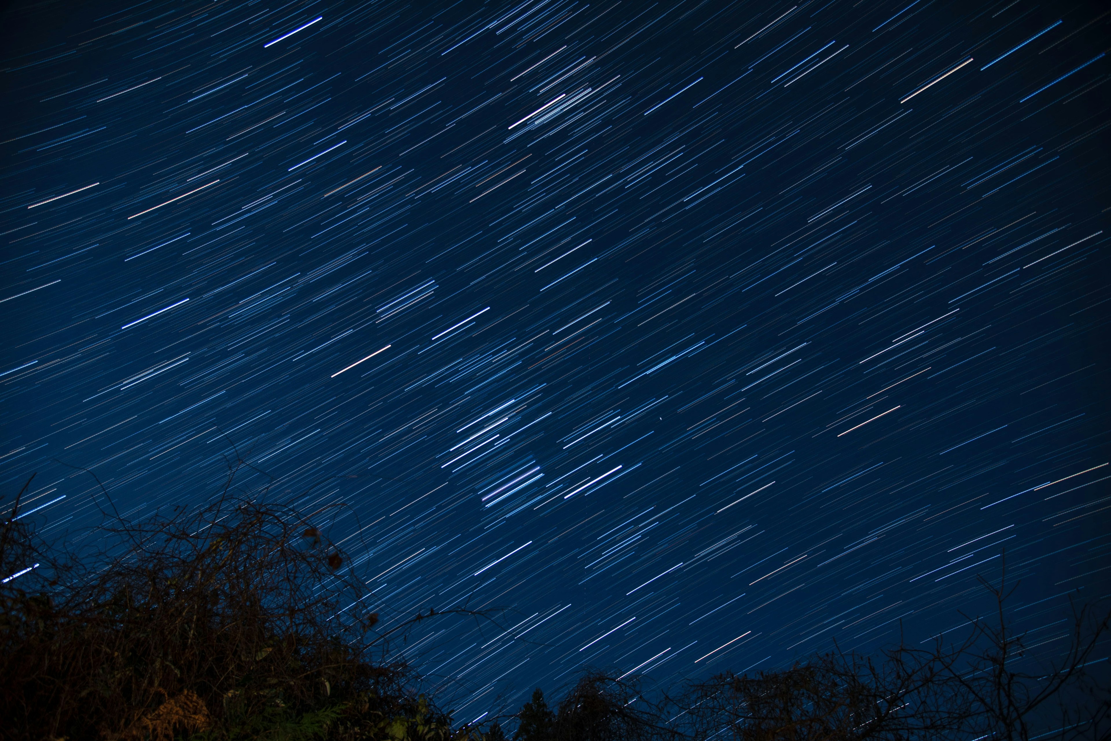 Langit malam dengan jejak bintang