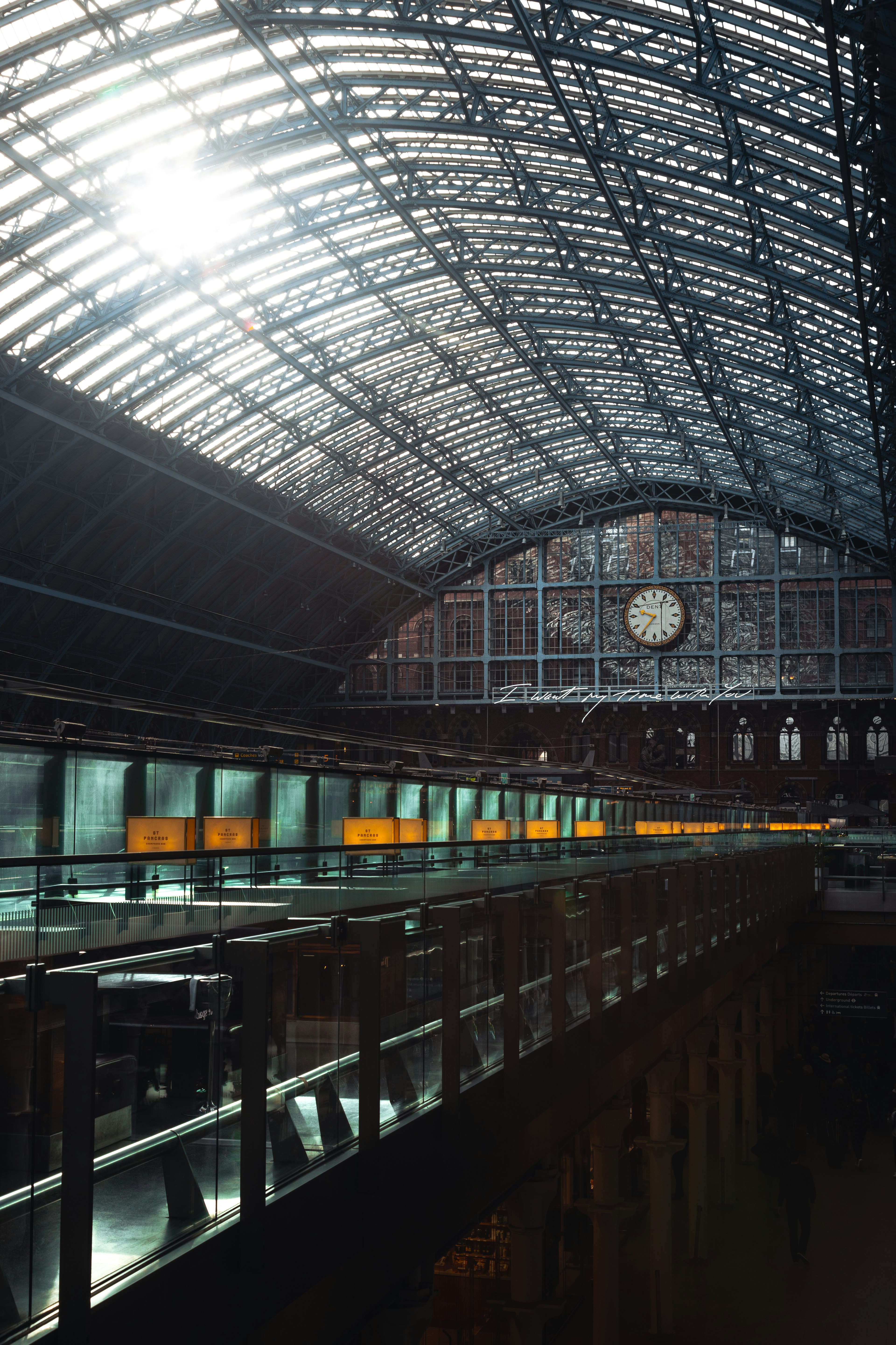 Innenraum eines Bahnhofs mit schönem Dachdesign helles Licht strömt hinein