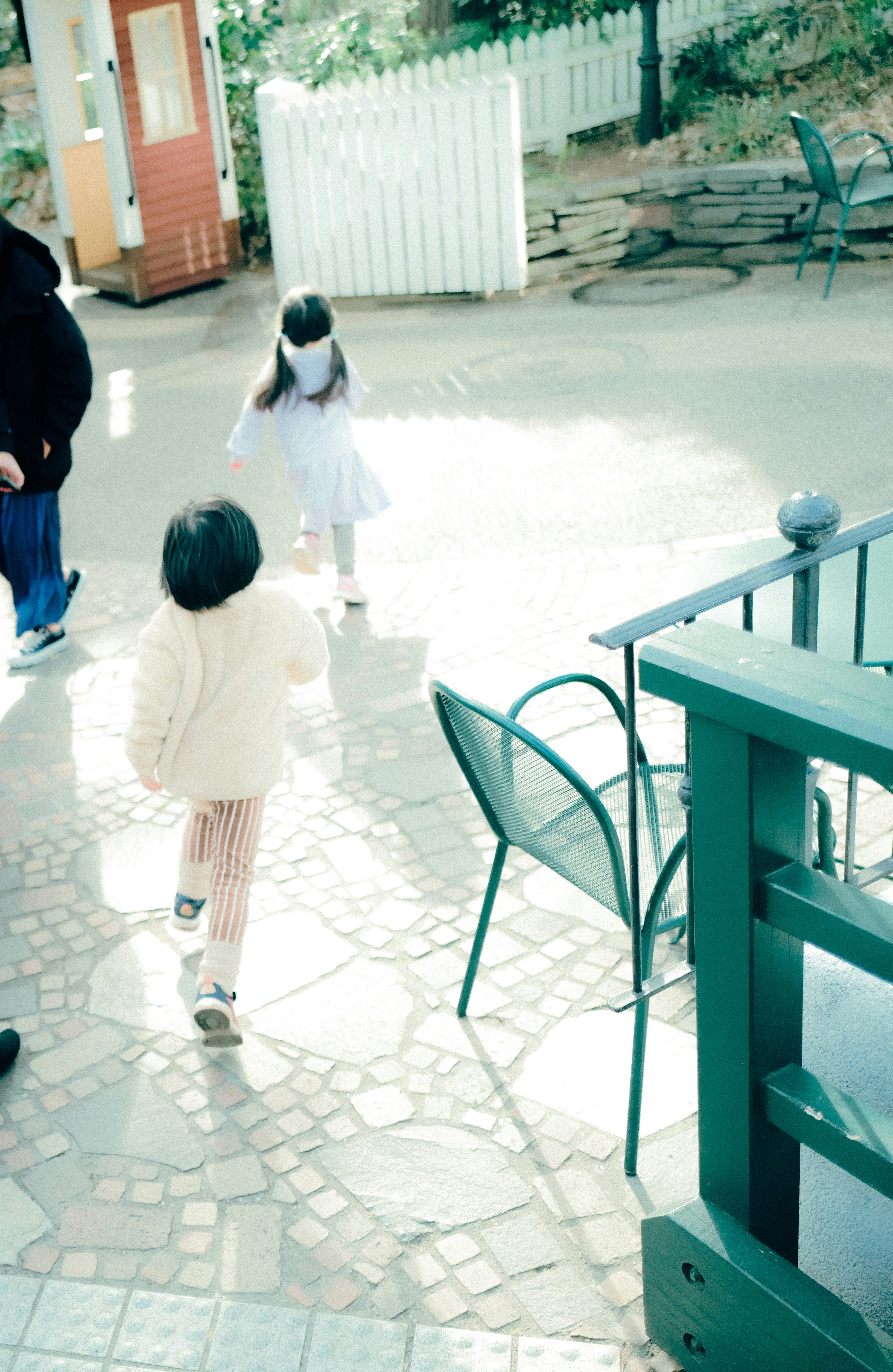 Zwei Kinder spielen in einer hellen Außenszene