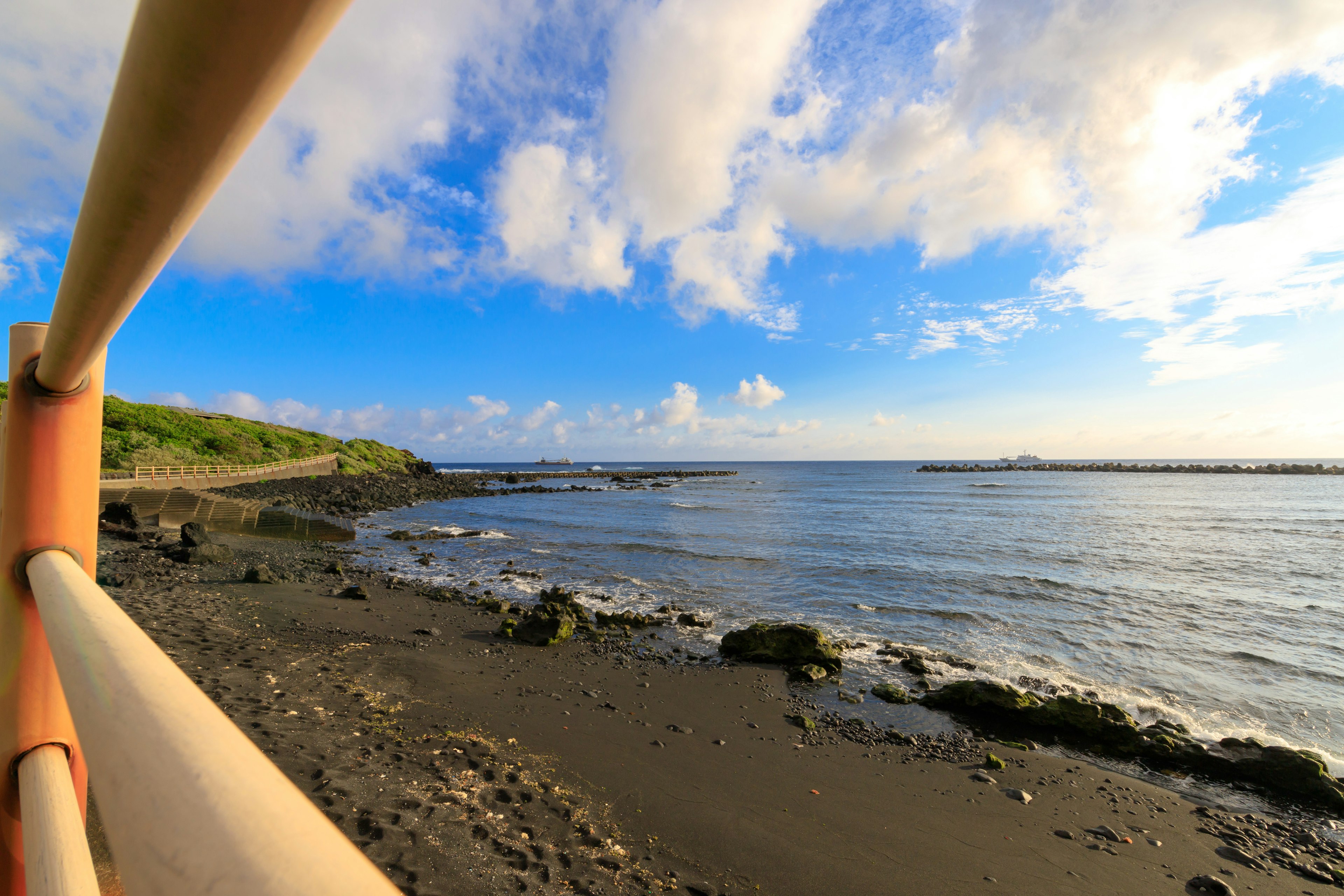 Vista costiera con cielo blu e oceano lungo una costa rocciosa