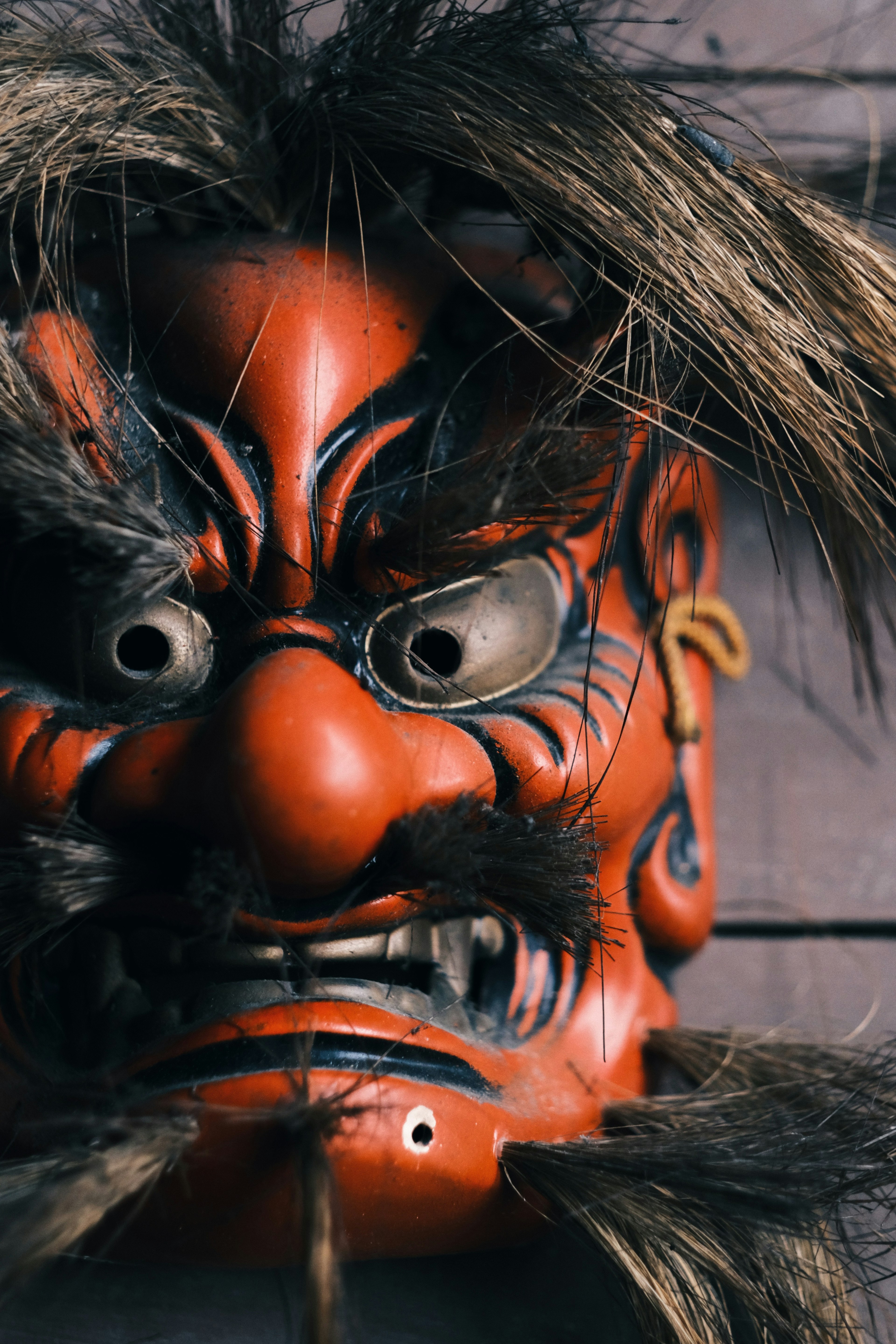 Máscara de demonio roja con cabello y ojos distintivos