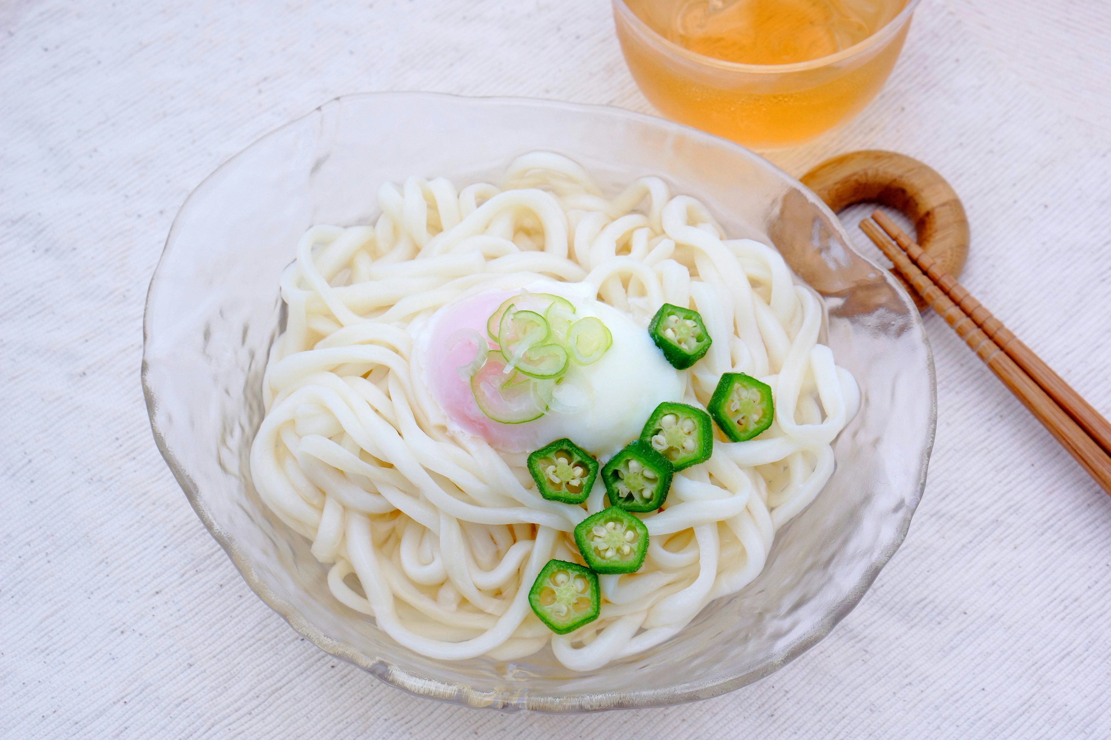 Mì udon lạnh được trang trí với trứng chần và đậu okra thái lát