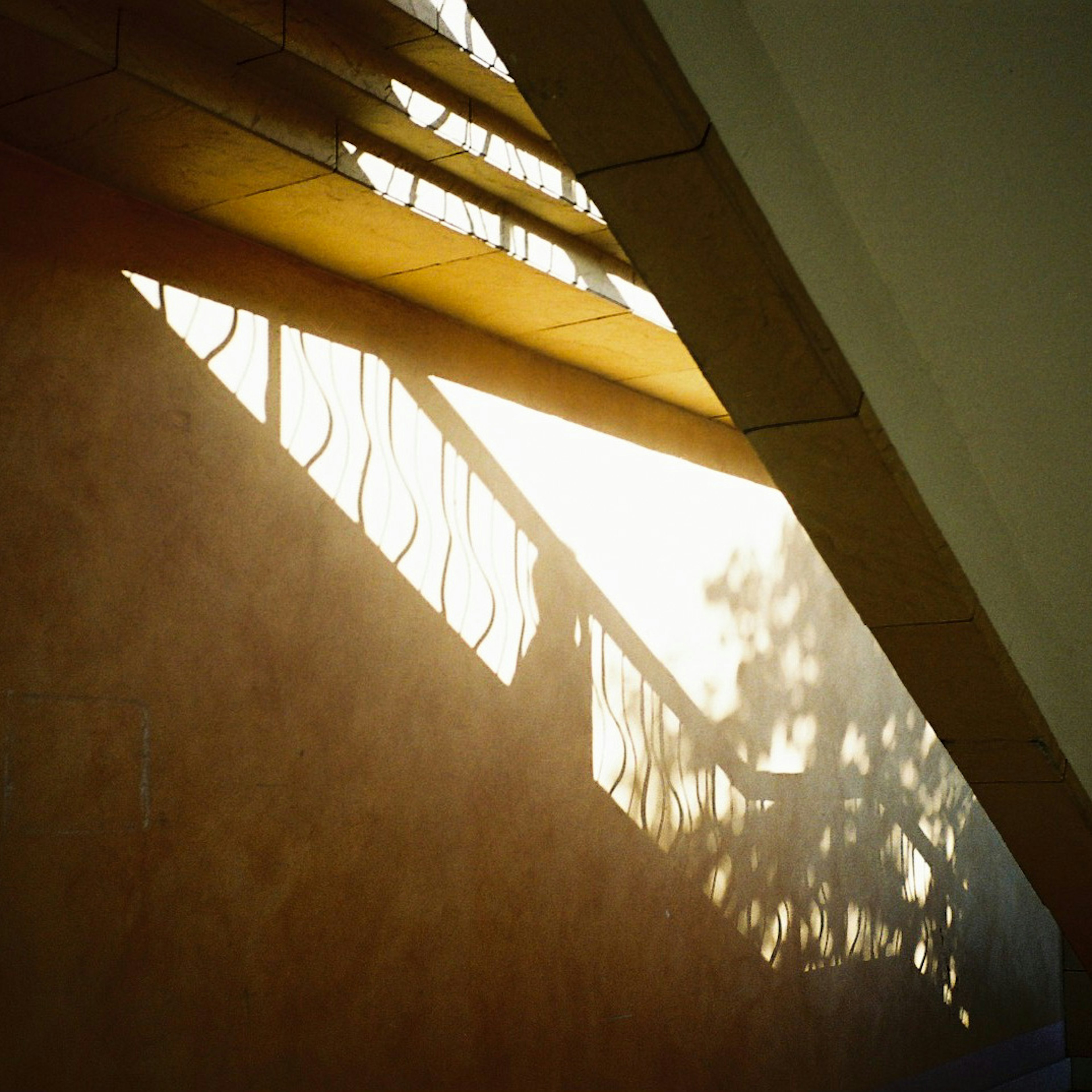 Schöne Szene von Schatten und Licht, die sich auf einer Treppe kreuzen