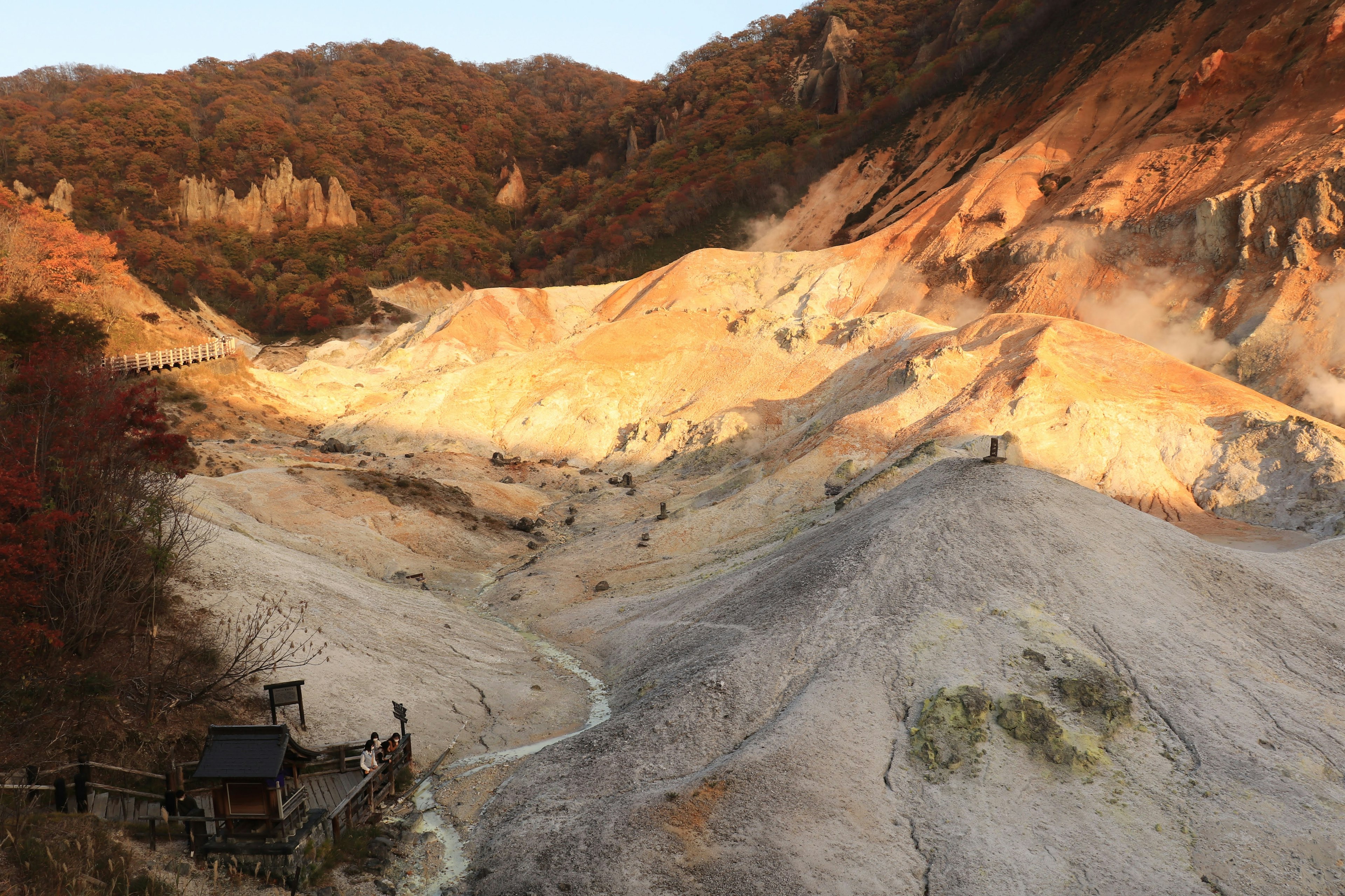 Impresionante paisaje de una zona termal iluminada por el atardecer Terreno único y variaciones de color por actividad volcánica