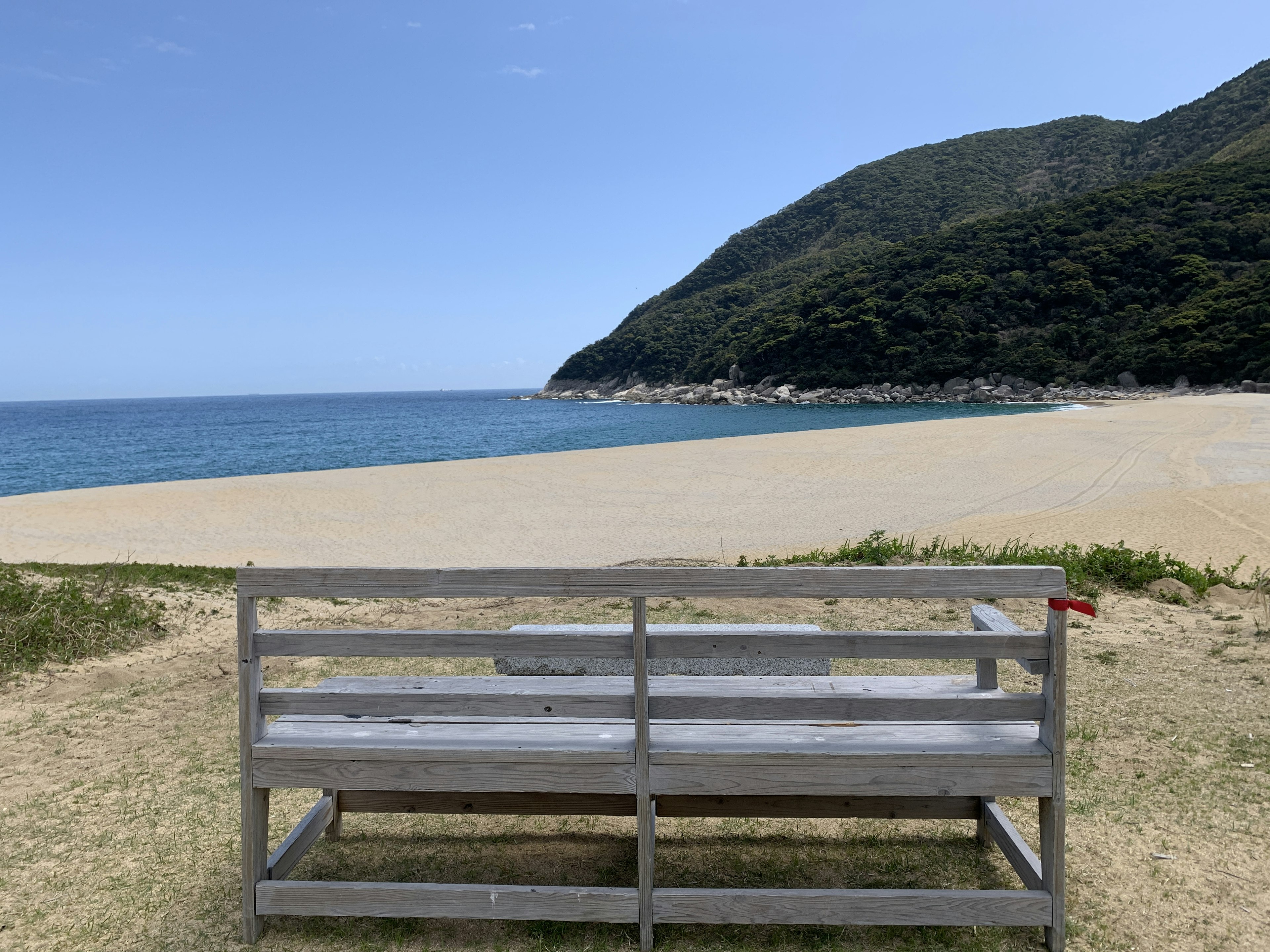 海と山の景色を望むベンチ