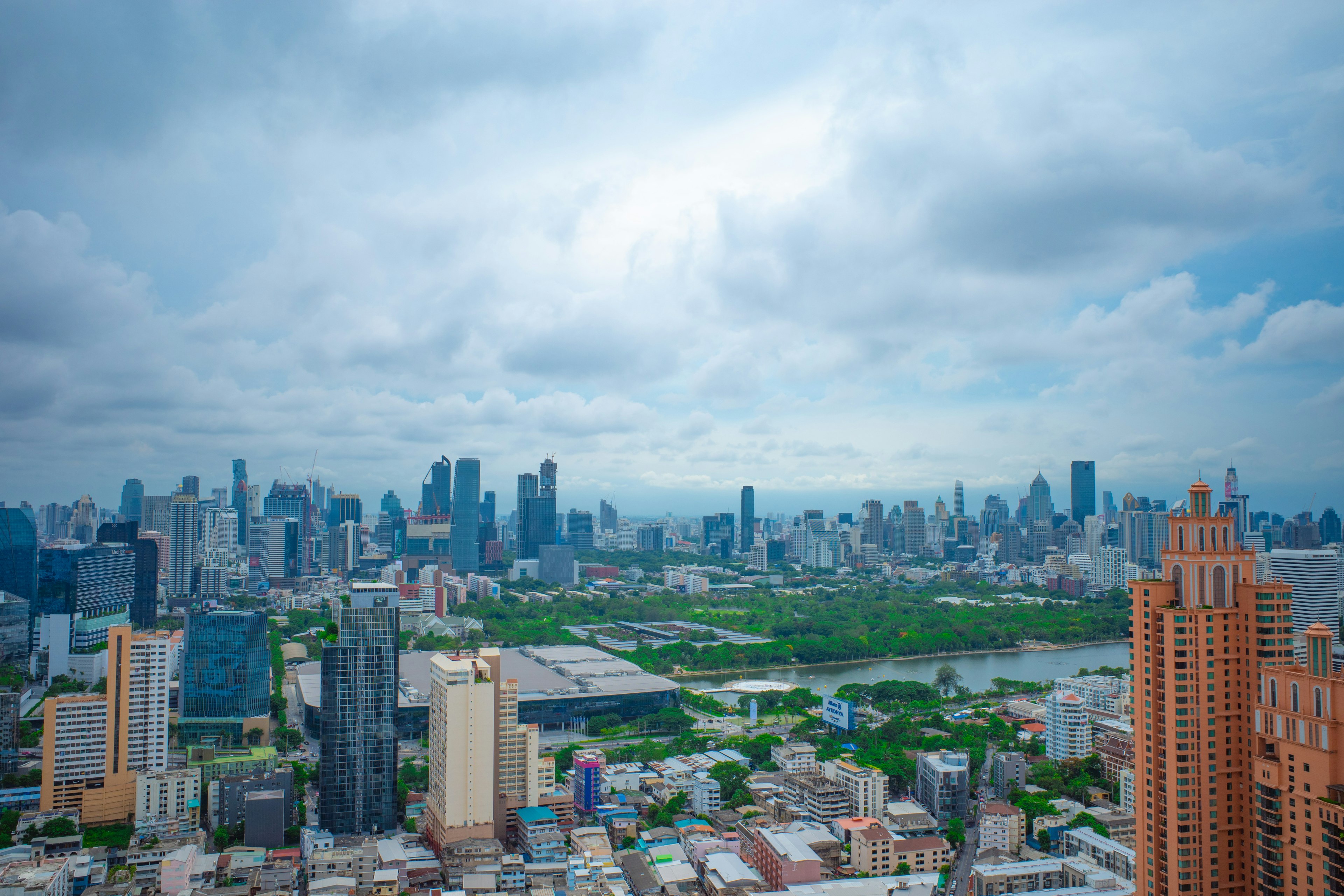 城市全景，呈现摩天大楼和绿地