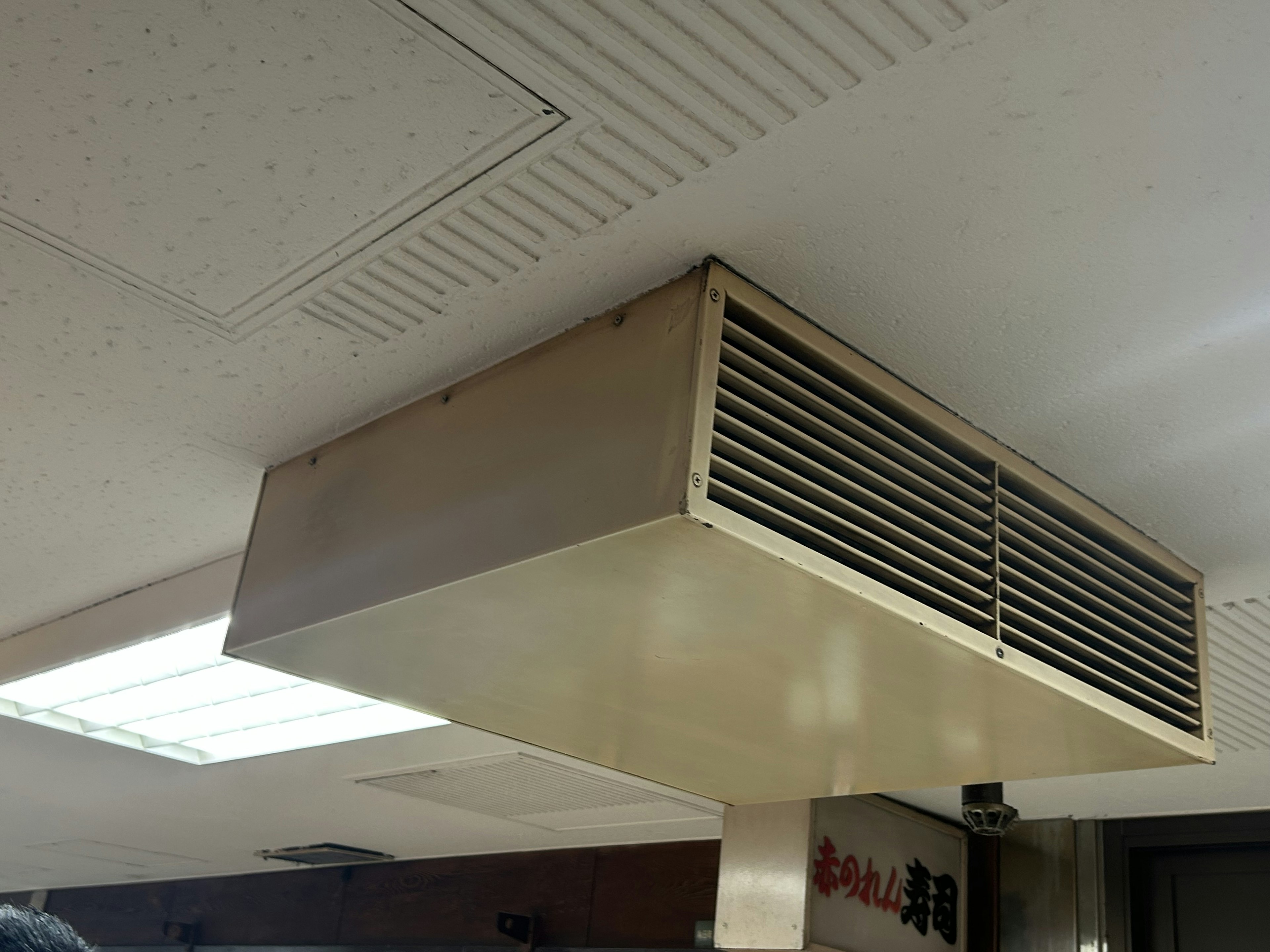 Ceiling-mounted air conditioning unit with surrounding features