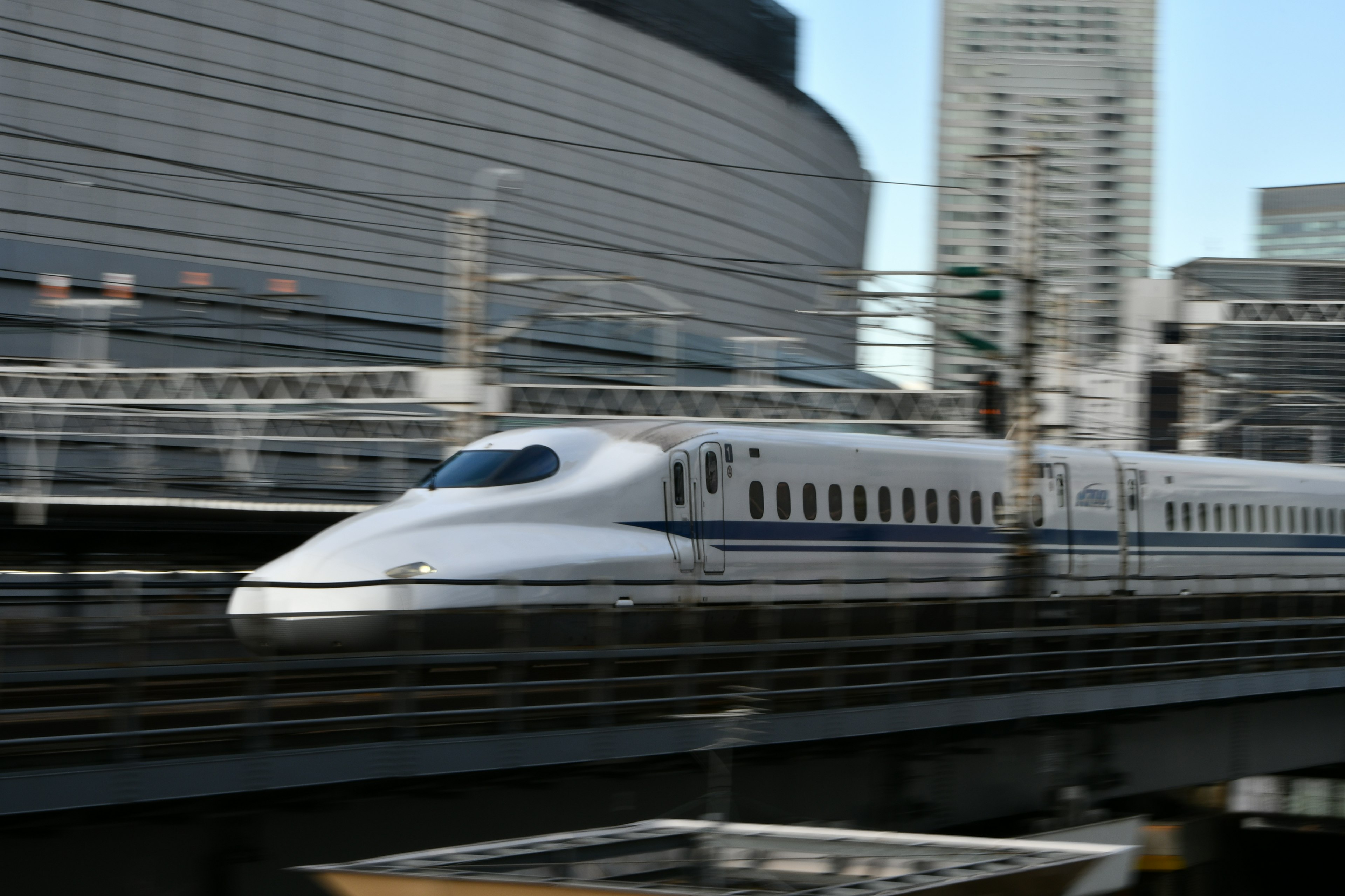 新幹線が駅を出発する様子