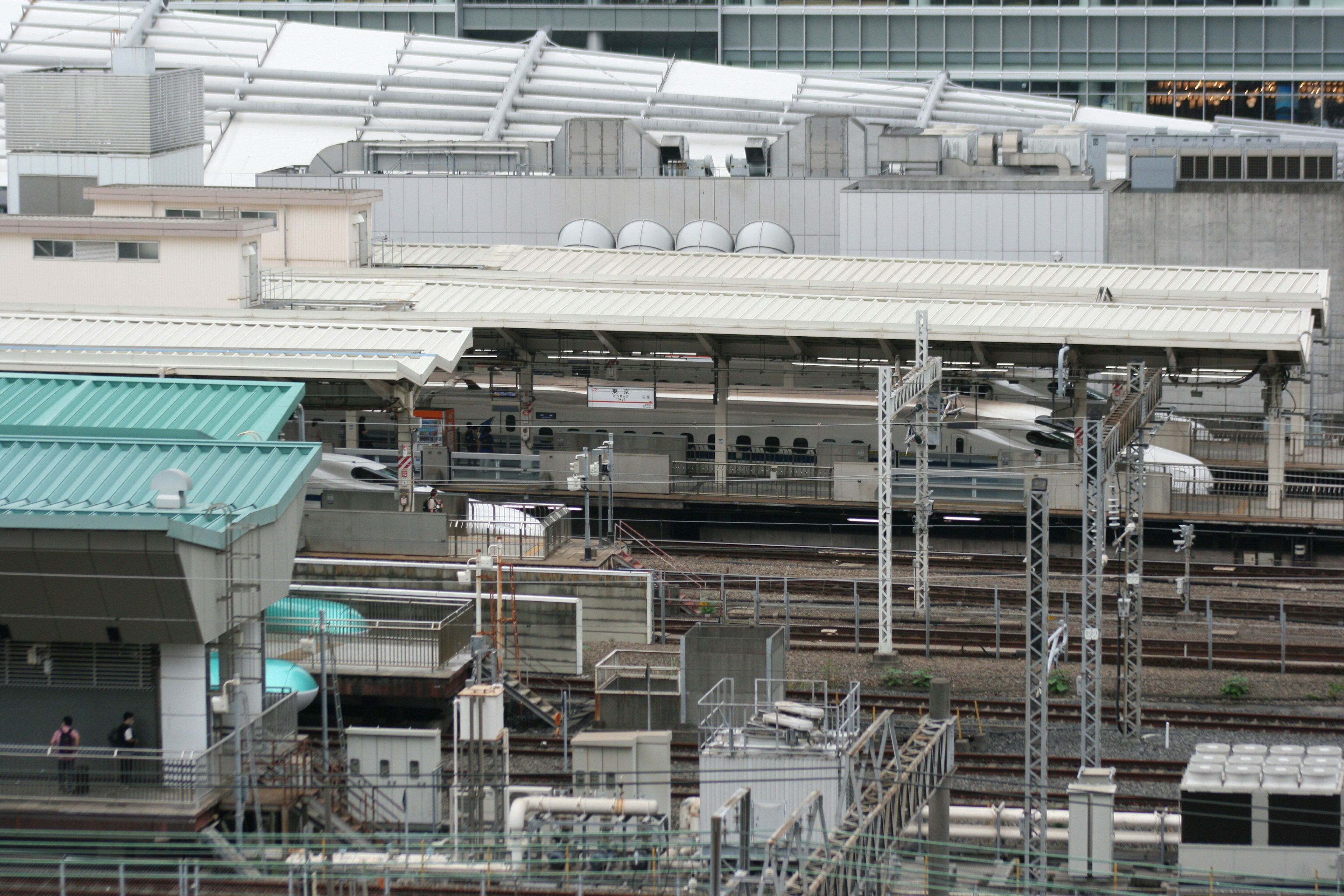 Pemandangan stasiun kereta api dengan beberapa jalur di lingkungan perkotaan