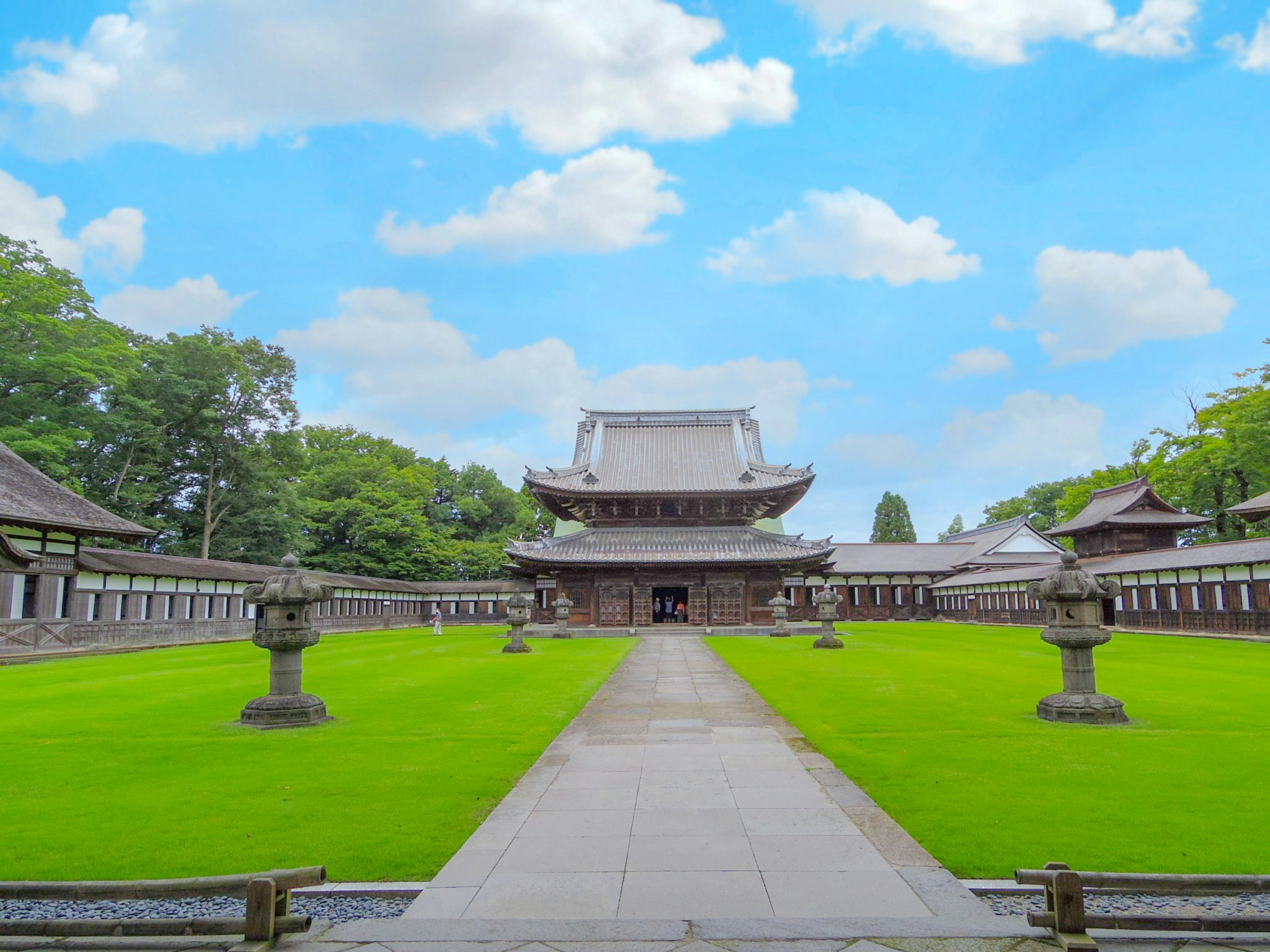 Schöner japanischer Tempel mit Garten und grünem Gras im Hintergrund