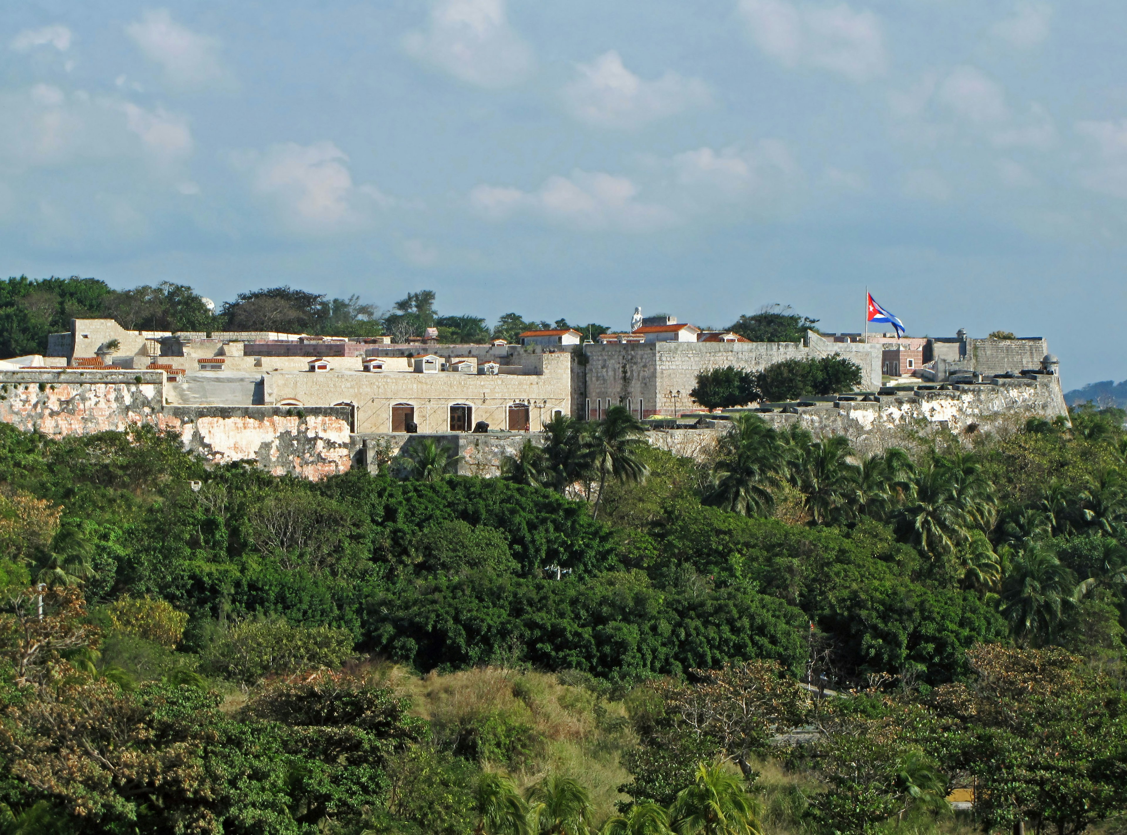 Paisaje de una antigua fortaleza rodeada de vegetación