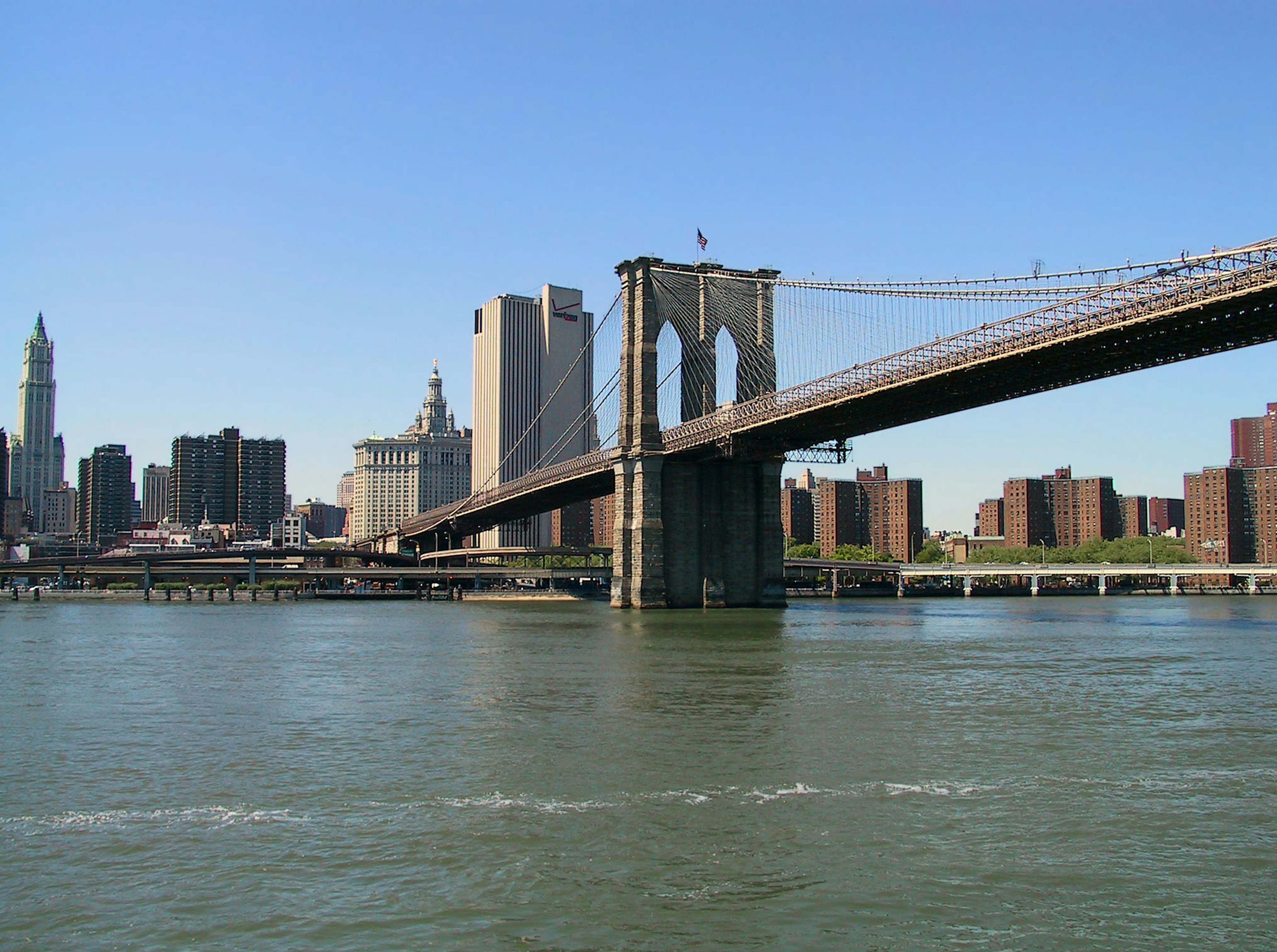 Jembatan Brooklyn dengan latar belakang cakrawala New York di atas air