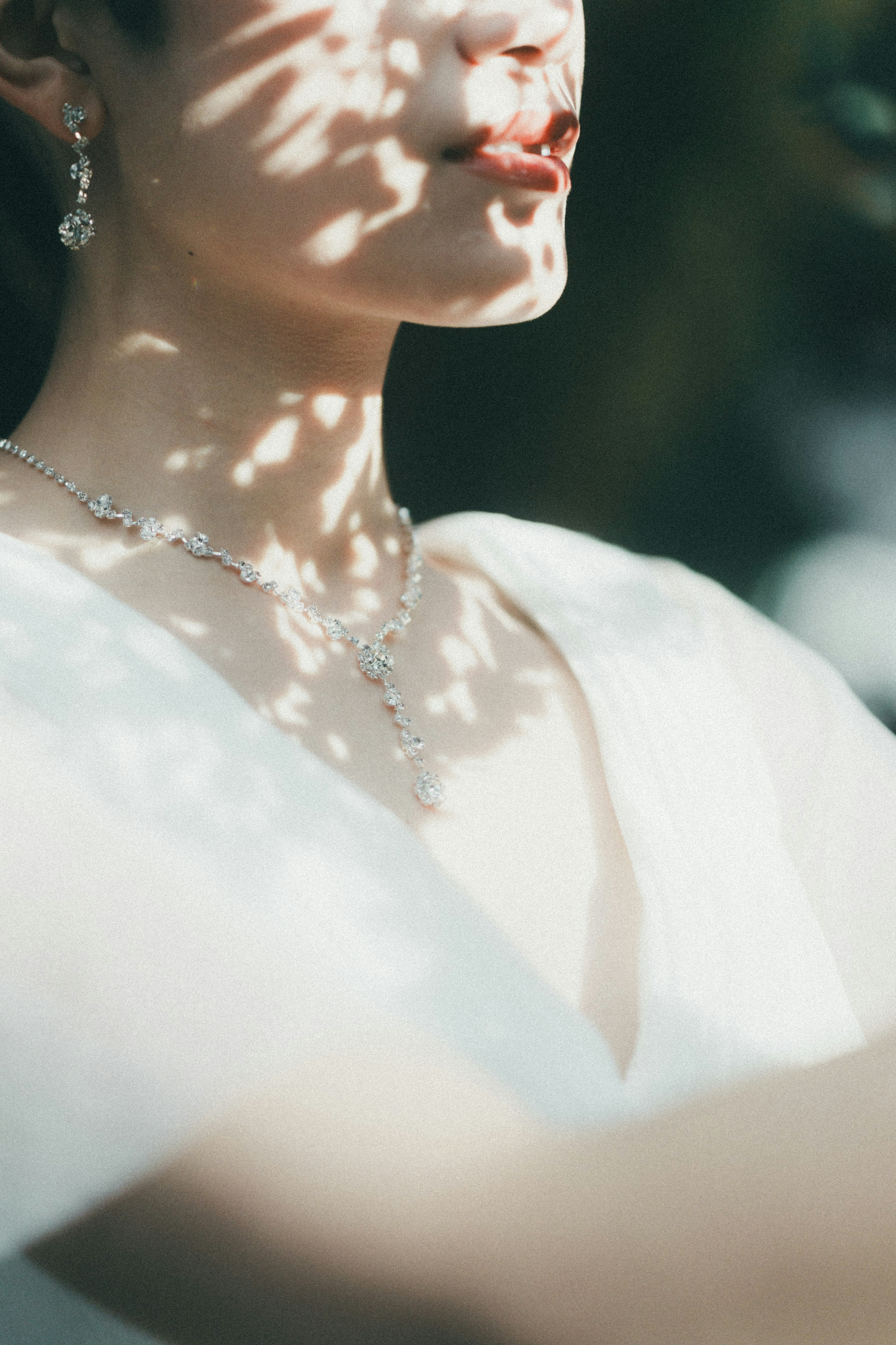 Photo élégante d'une femme avec des ombres sur sa peau