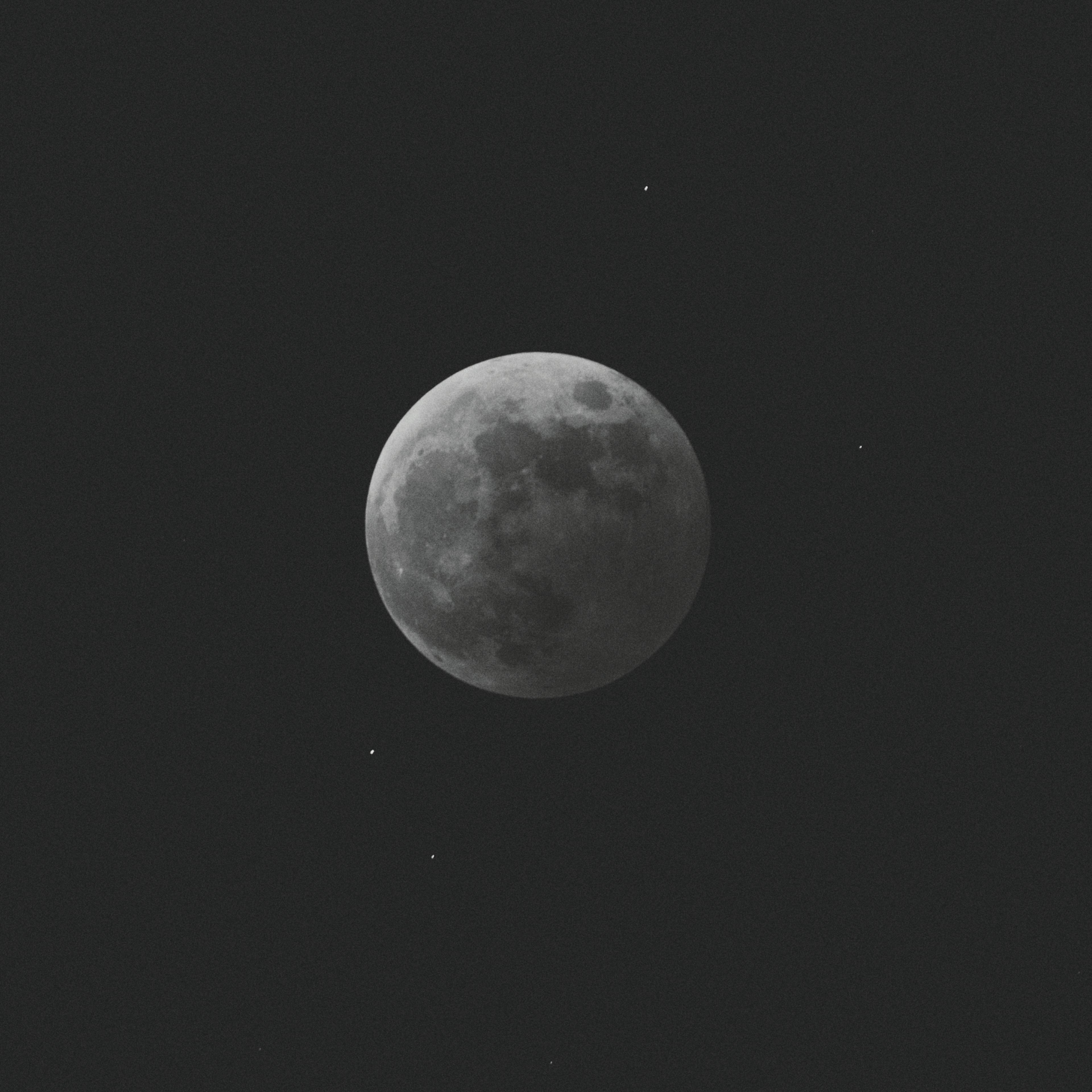 Close-up bulan dengan detail permukaan di latar belakang gelap