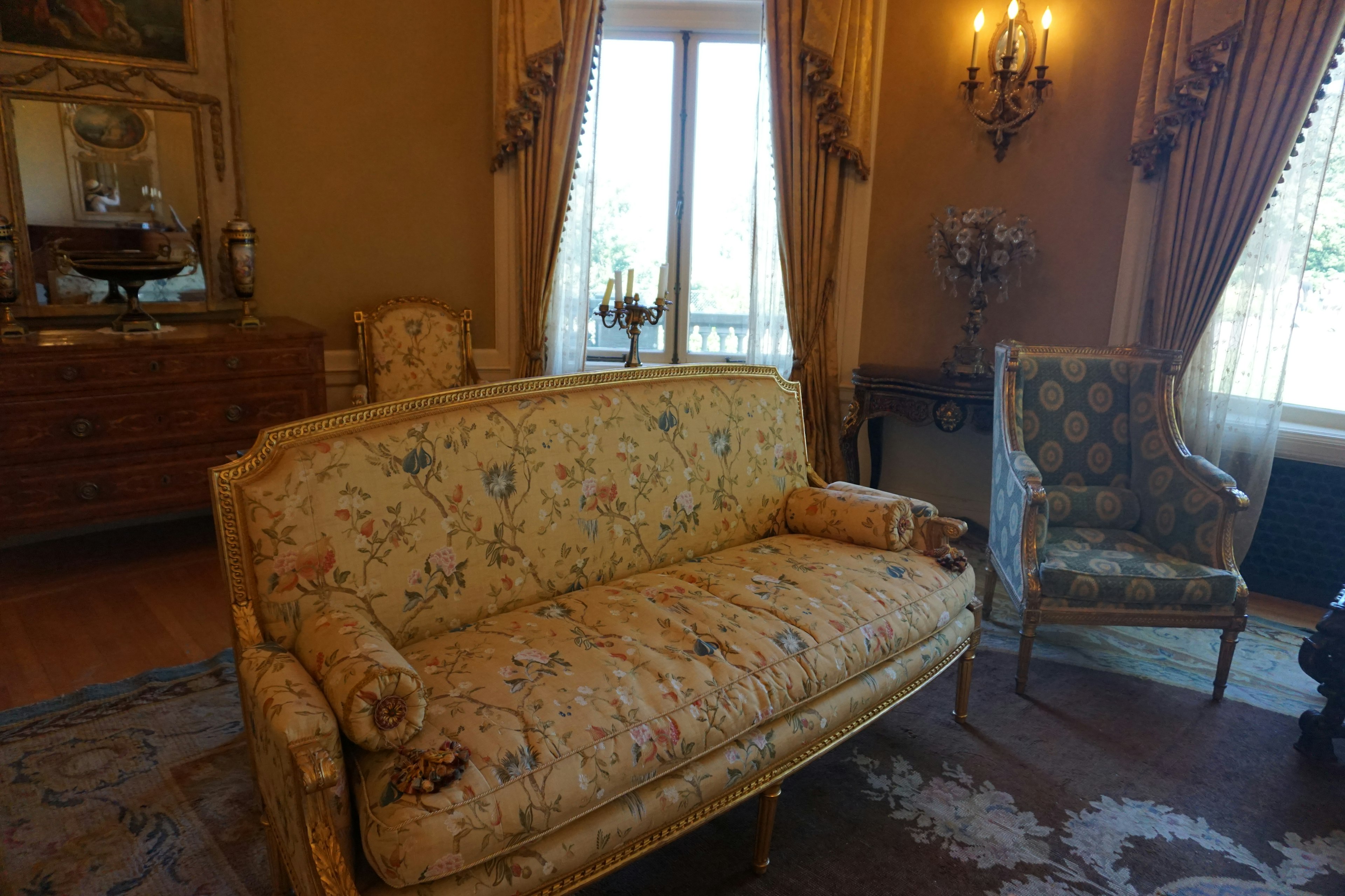 Salon élégant avec un ensemble de canapé et fauteuils à fleurs