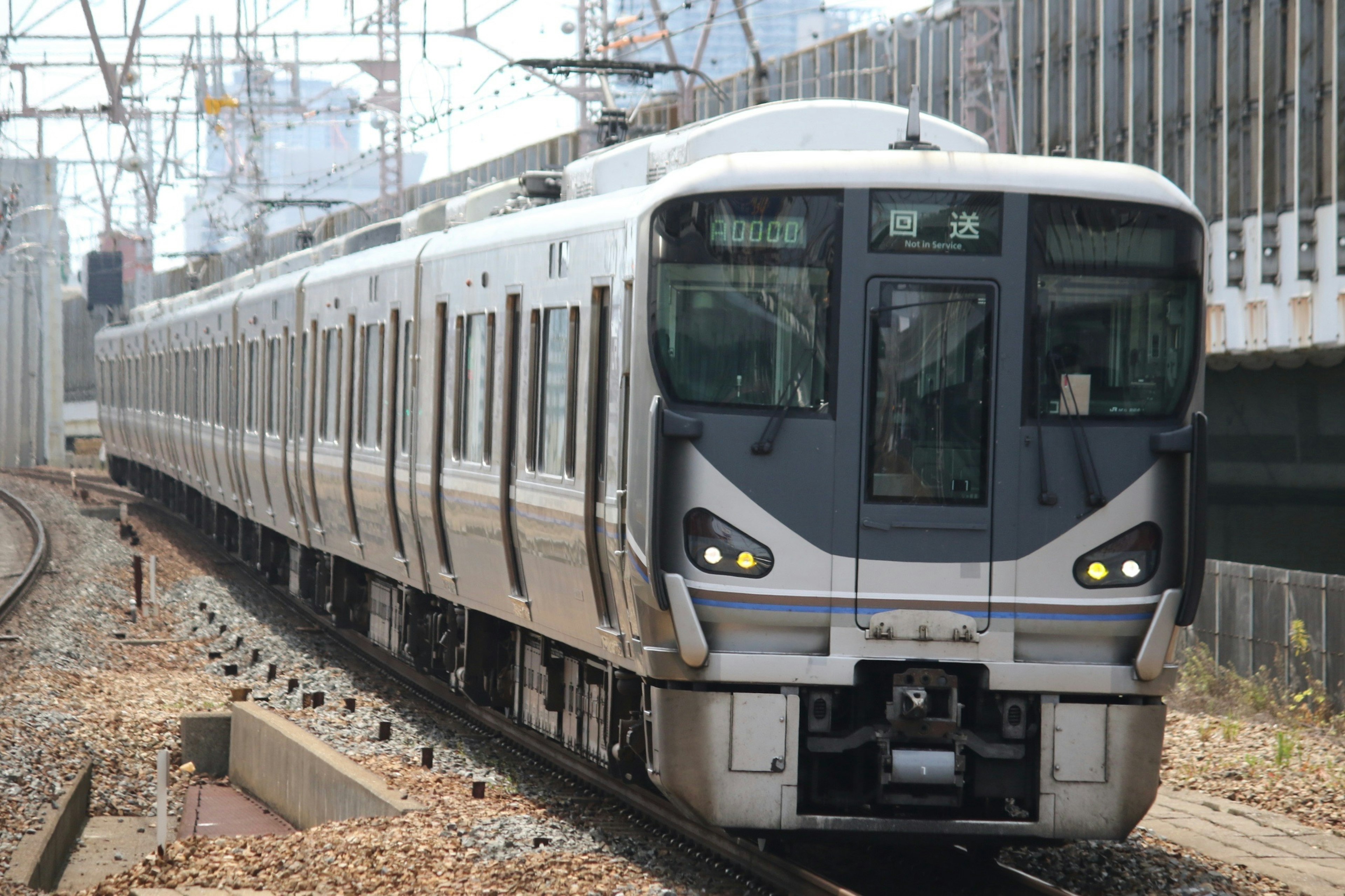 現代的な電車が線路を走っている風景