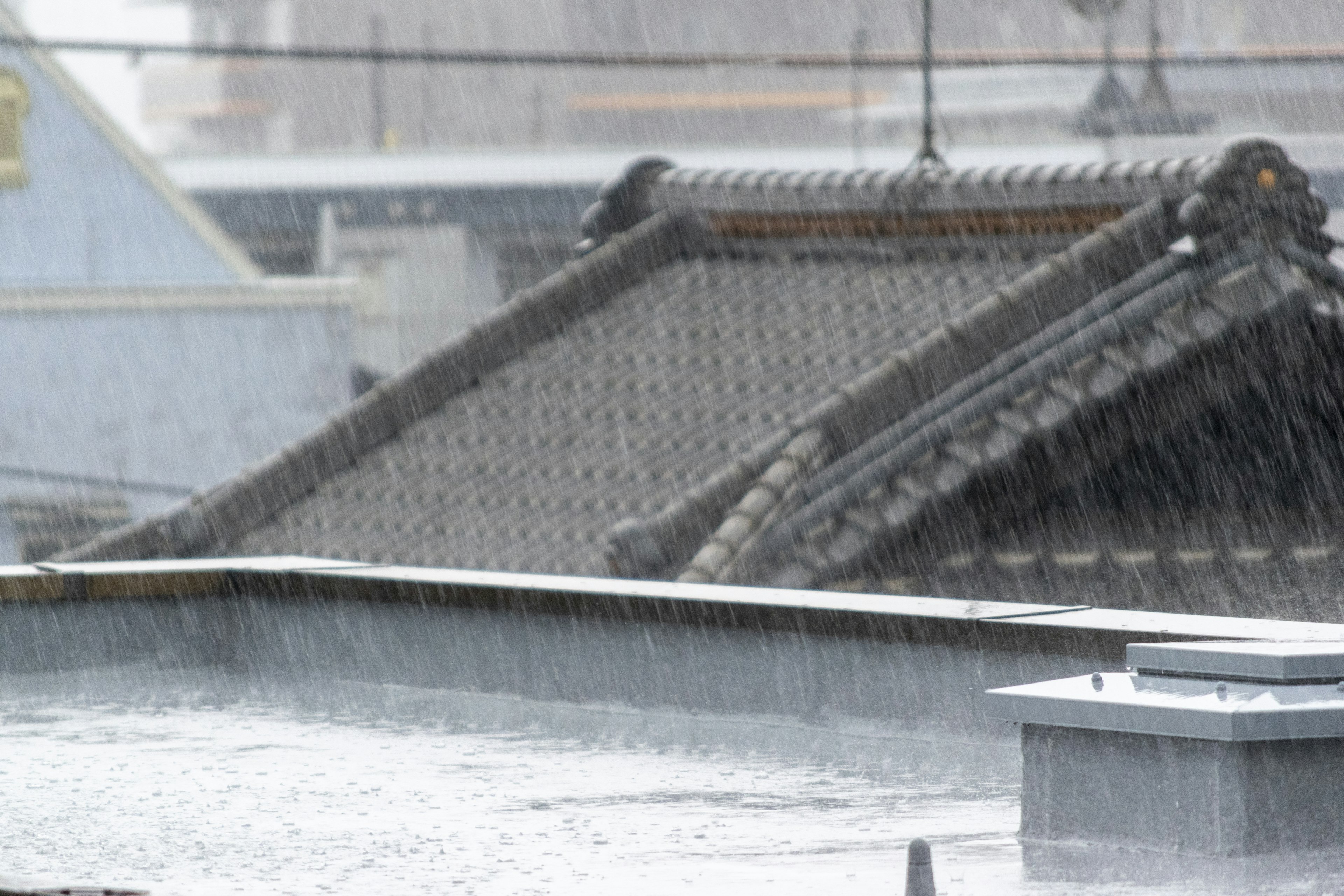 Vue de toits traditionnels sous une forte pluie