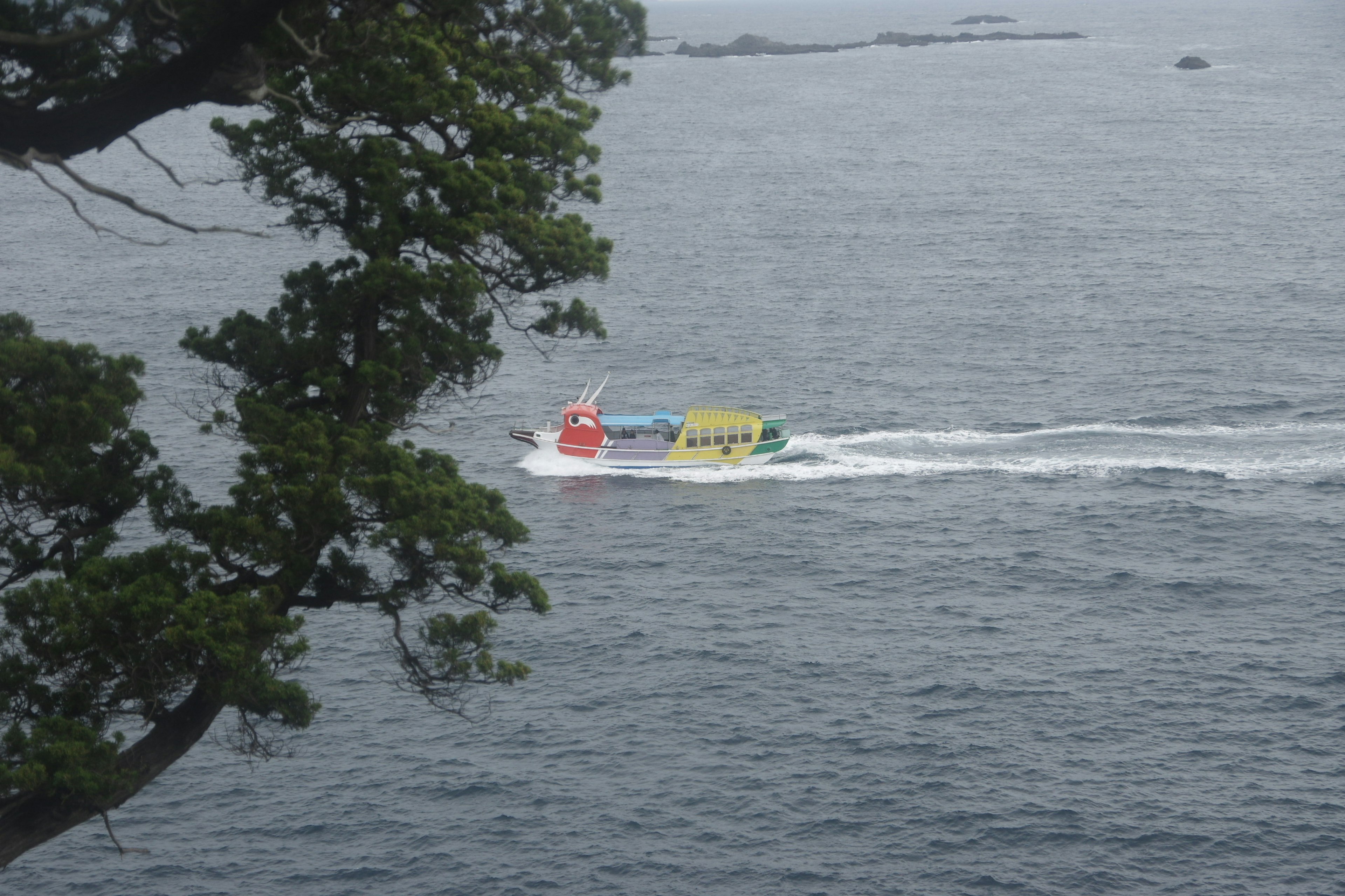 Bateau coloré naviguant sur la mer avec la nature environnante