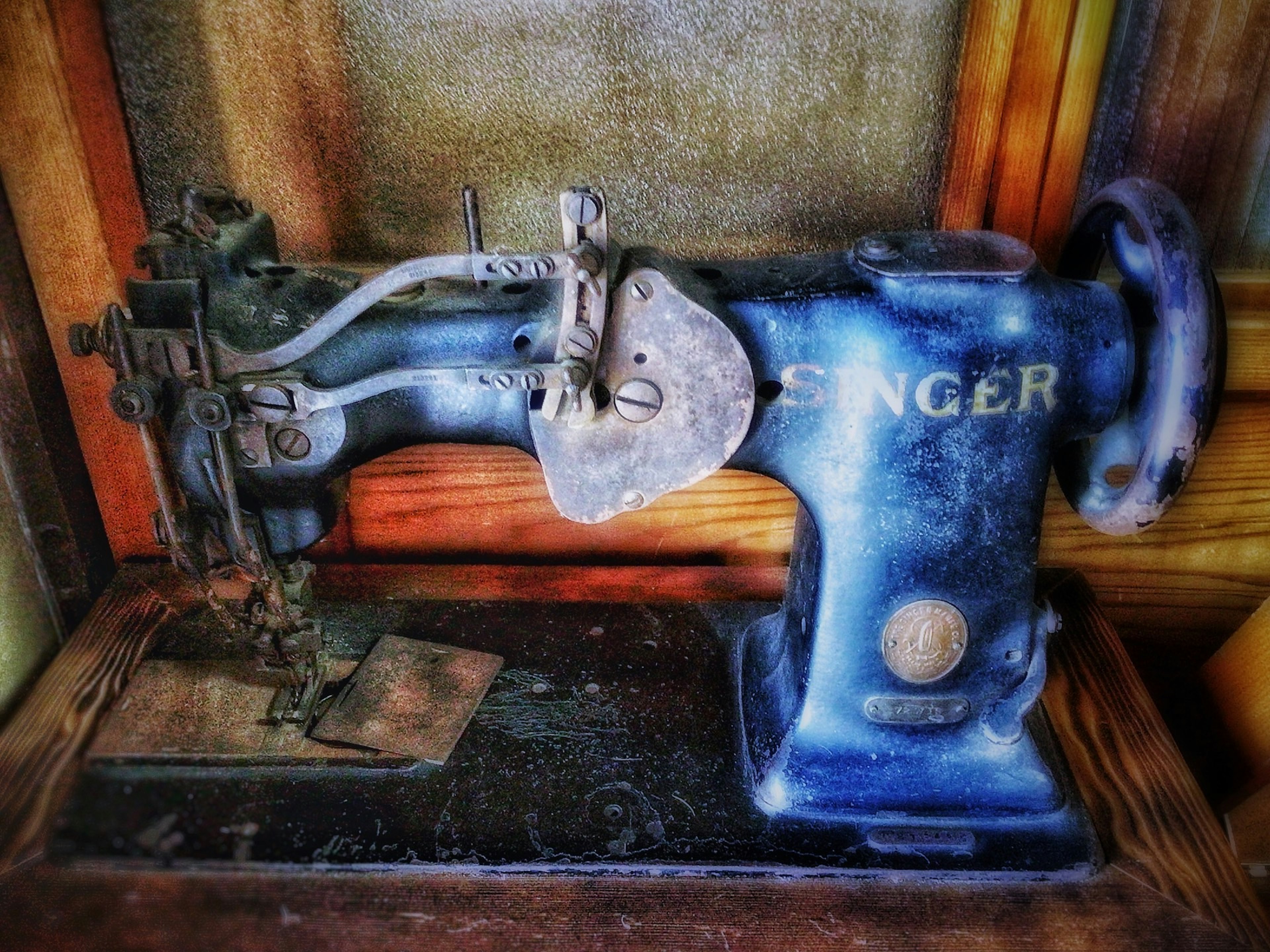 Vintage Singer sewing machine on a wooden table