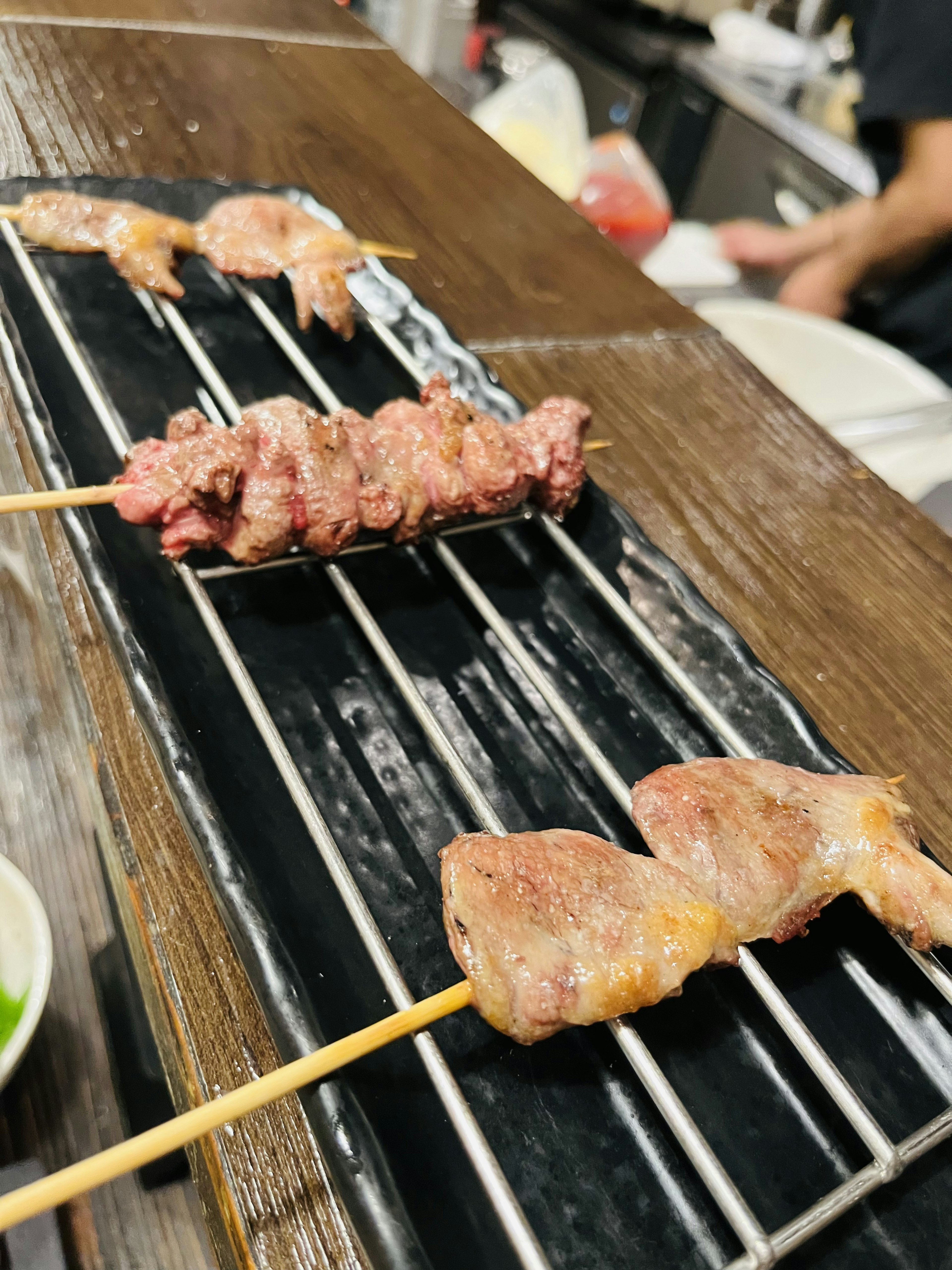 Tusuk ayam dan daging yang dipanggang di rak