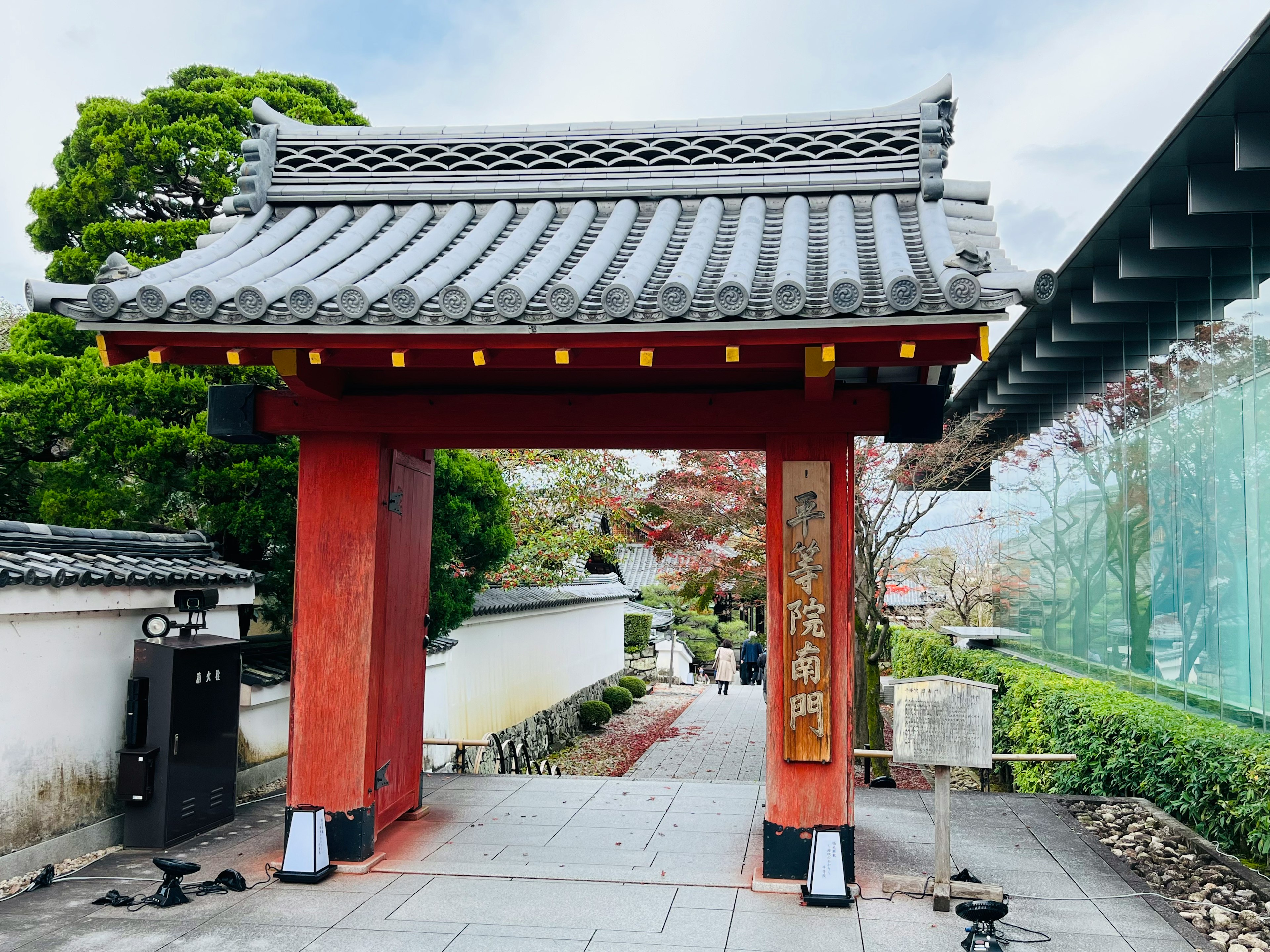 赤い門と伝統的な屋根を持つ日本の寺院の入口