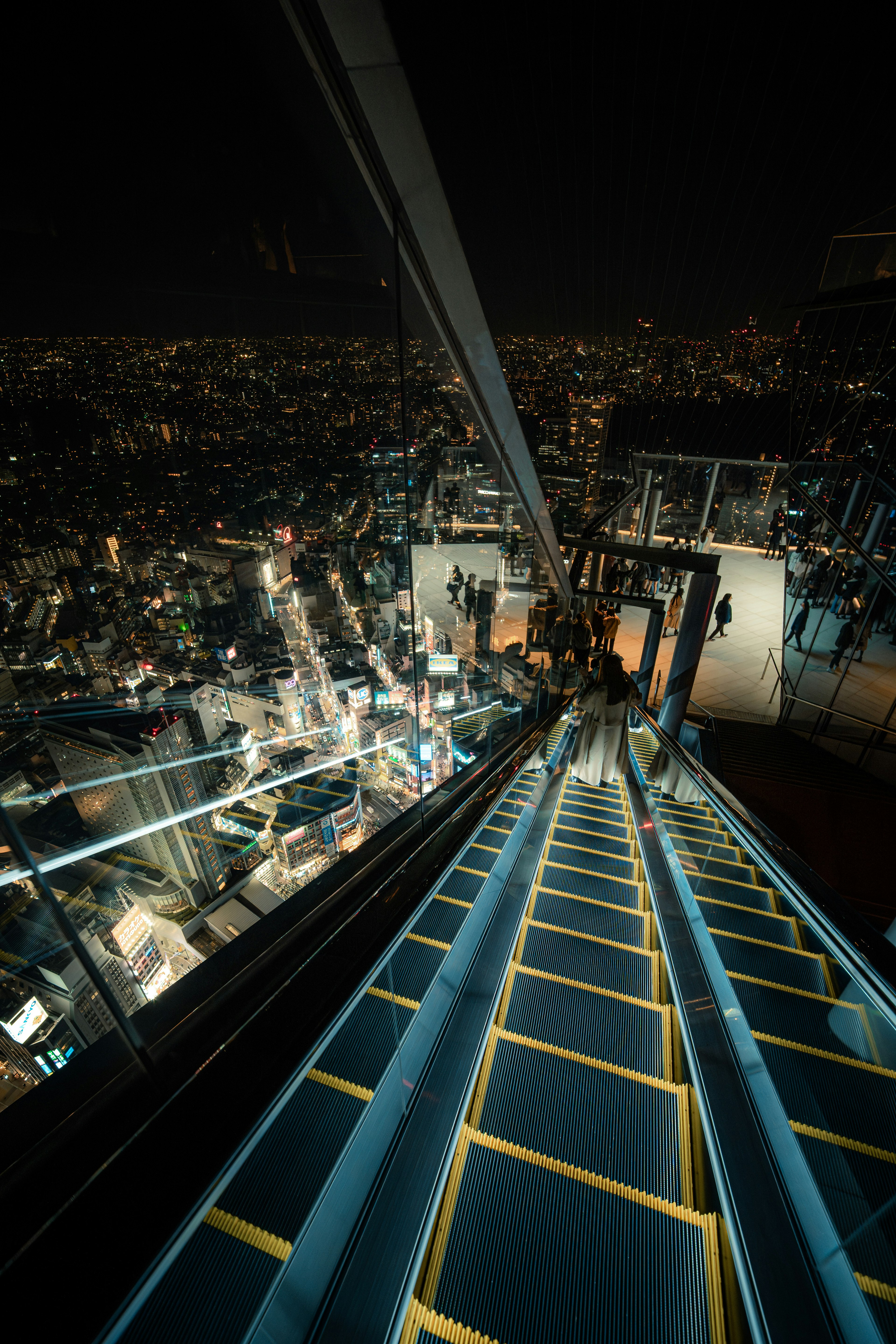 從玻璃扶梯俯瞰夜間城市景觀