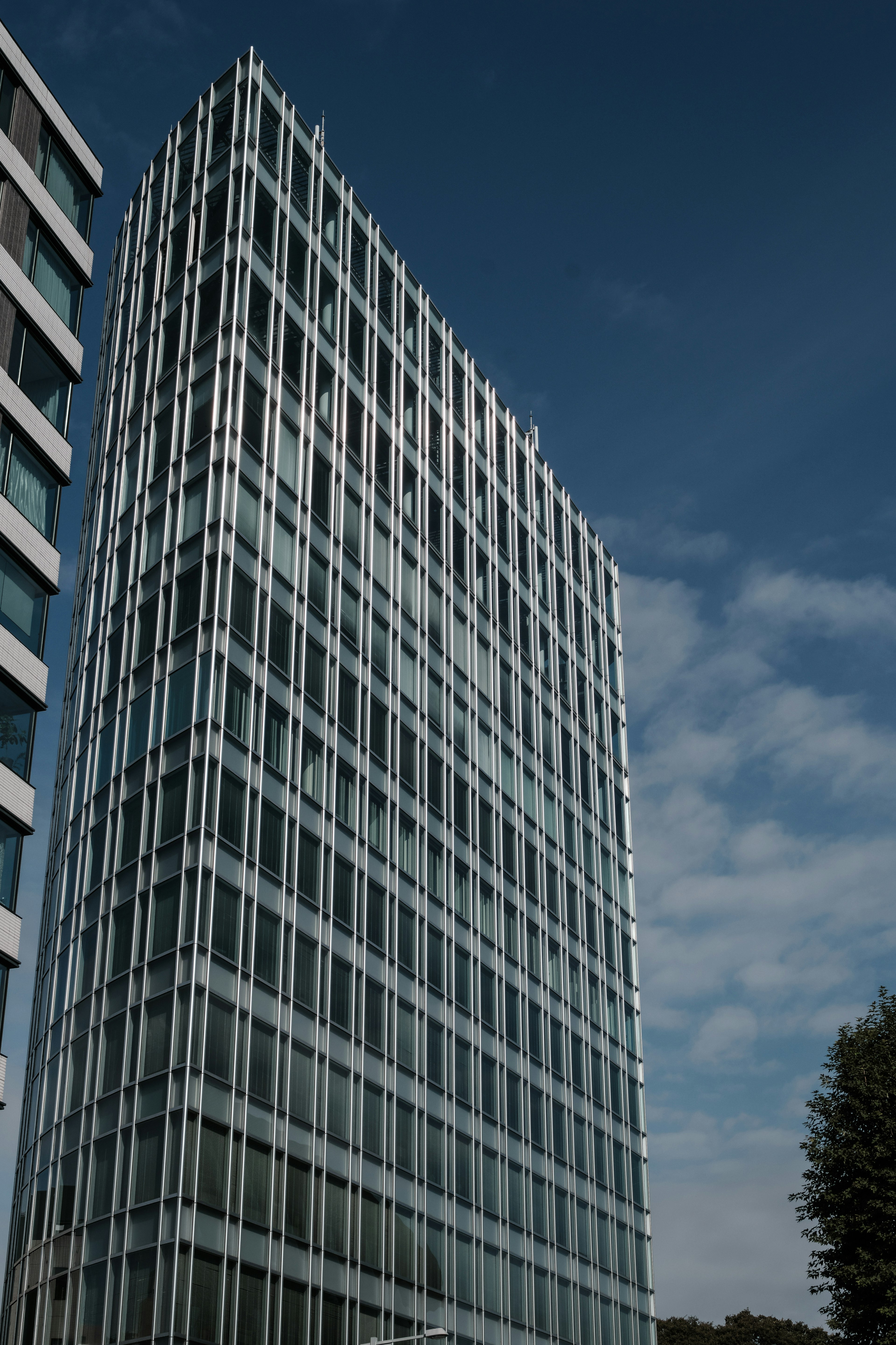 Edificio moderno in vetro che si erge sotto un cielo blu