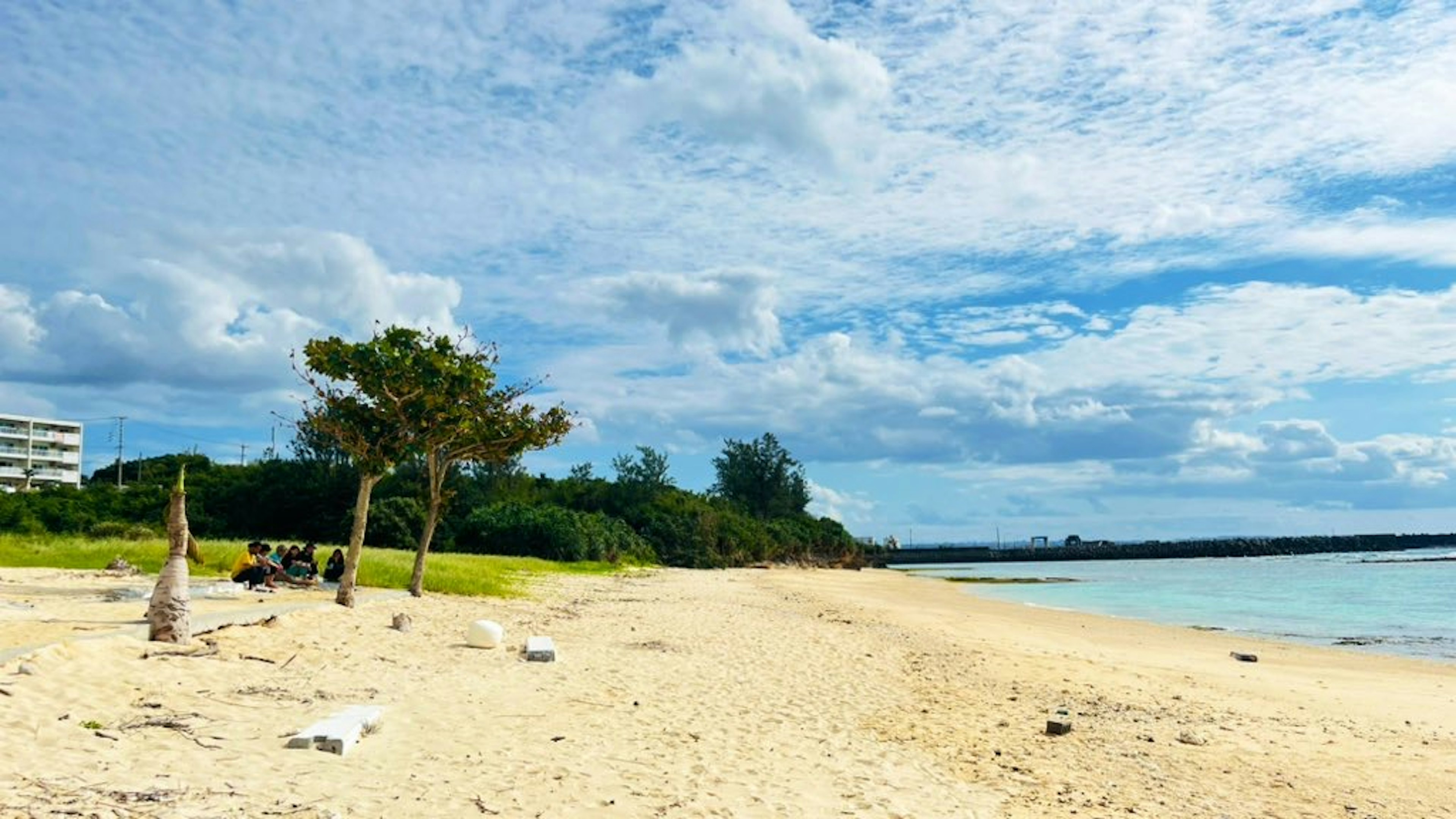 青い空と白い砂浜が広がるビーチの風景