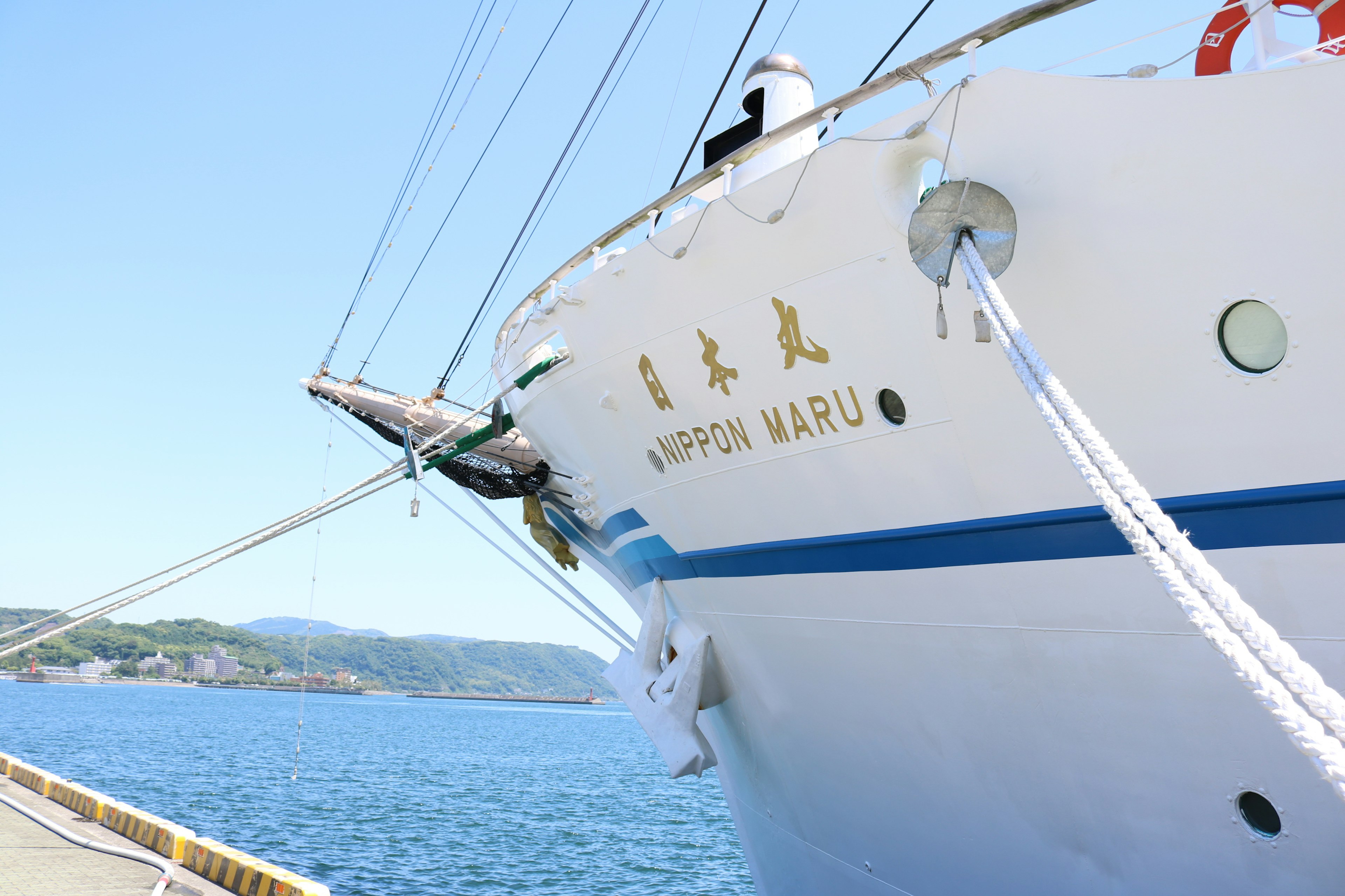 Imagen de un pequeño barco de vela con el nombre 'Nippon Maru' en su proa