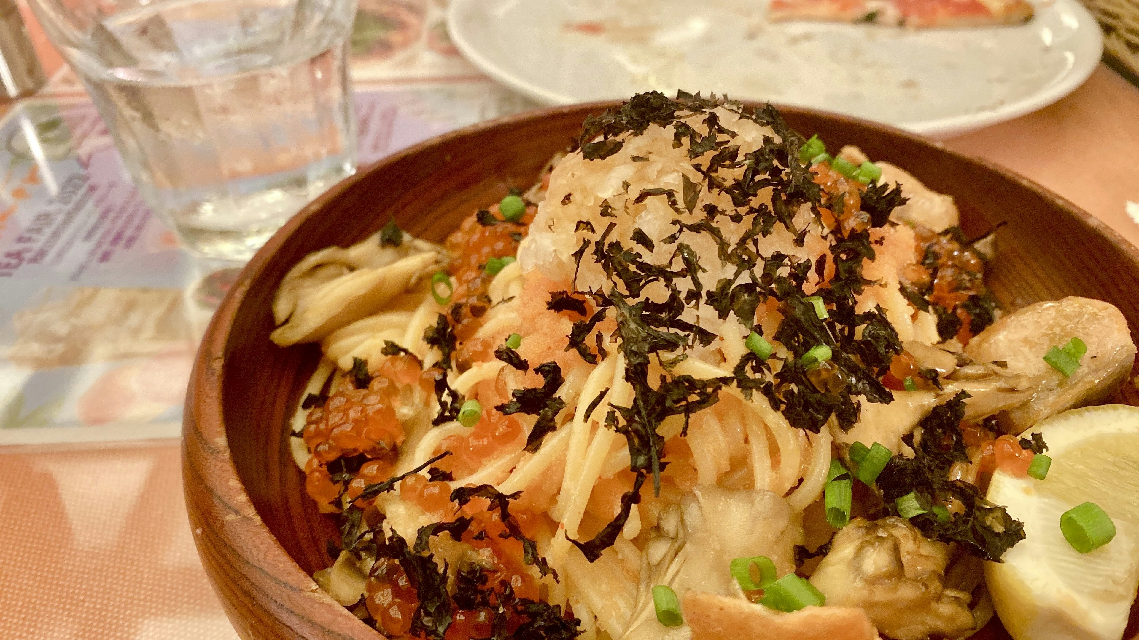 Pasta de estilo japonés deliciosa decorada con alga y cebolla verde