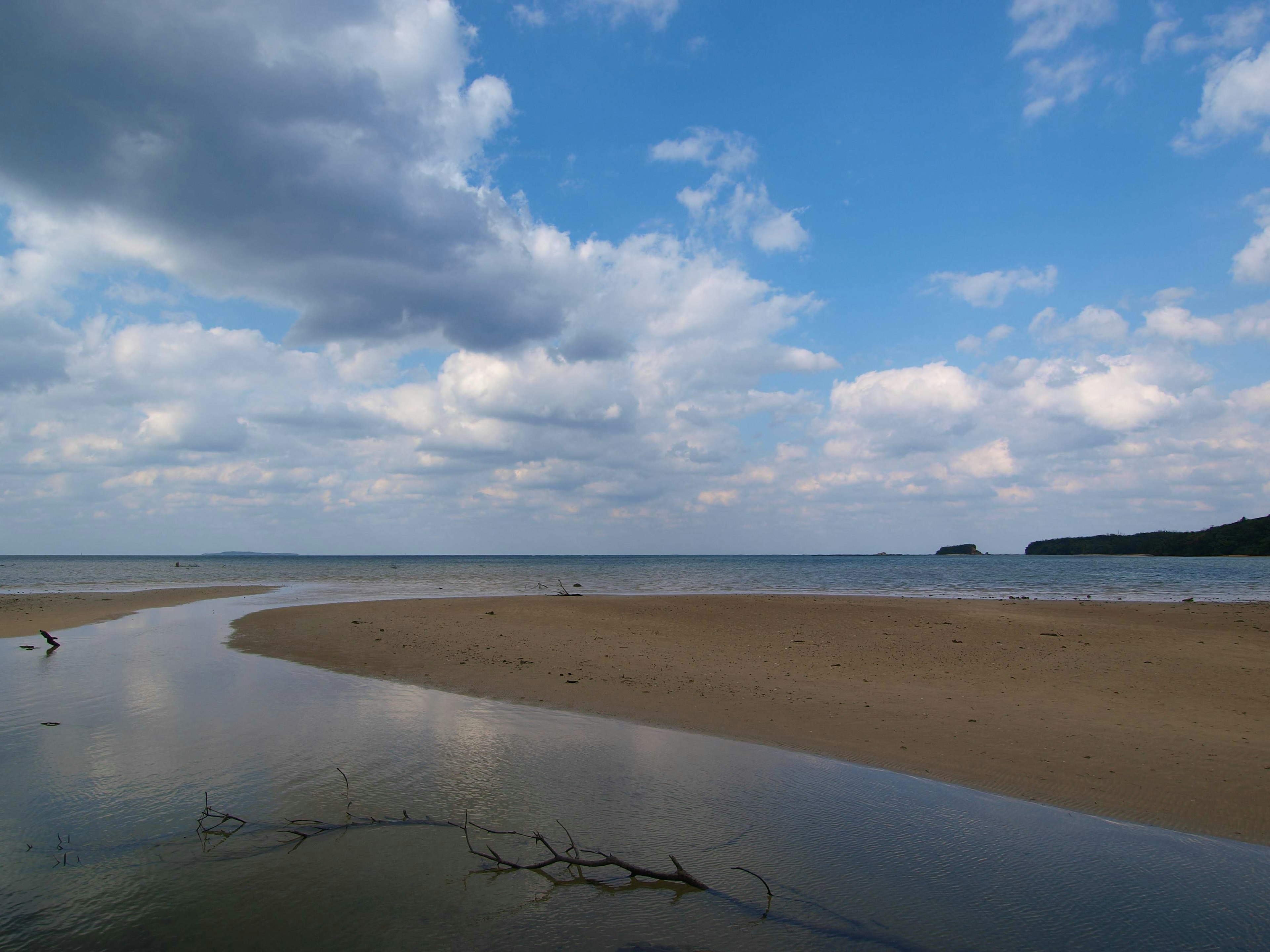 Paysage côtier avec ciel bleu et nuages blancs plage de sable et mer calme