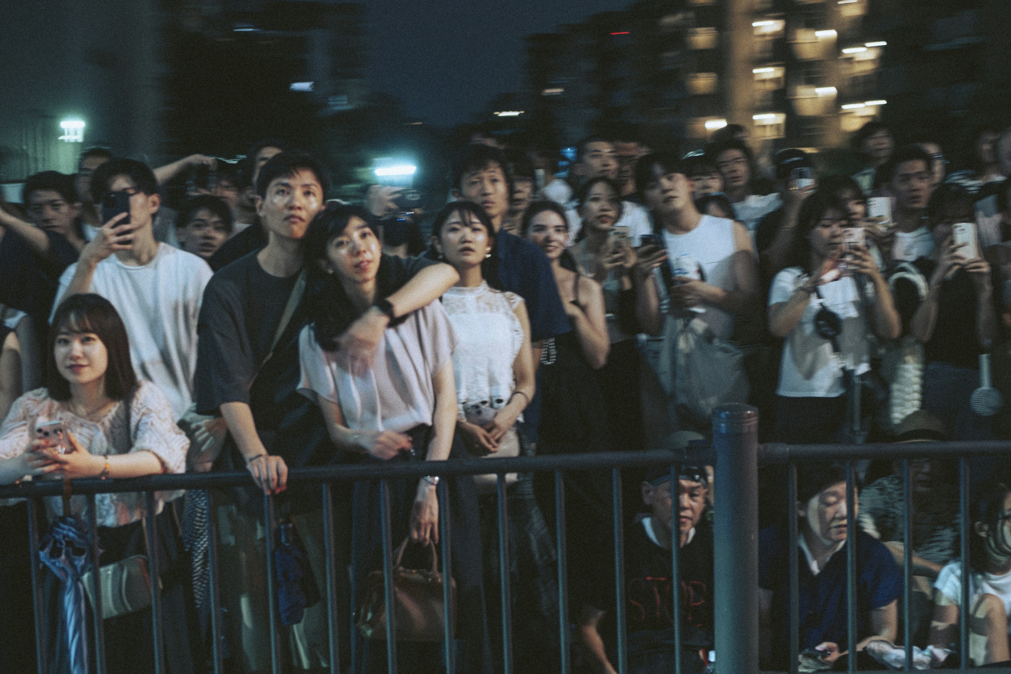 夜间活动中热情观众的场景