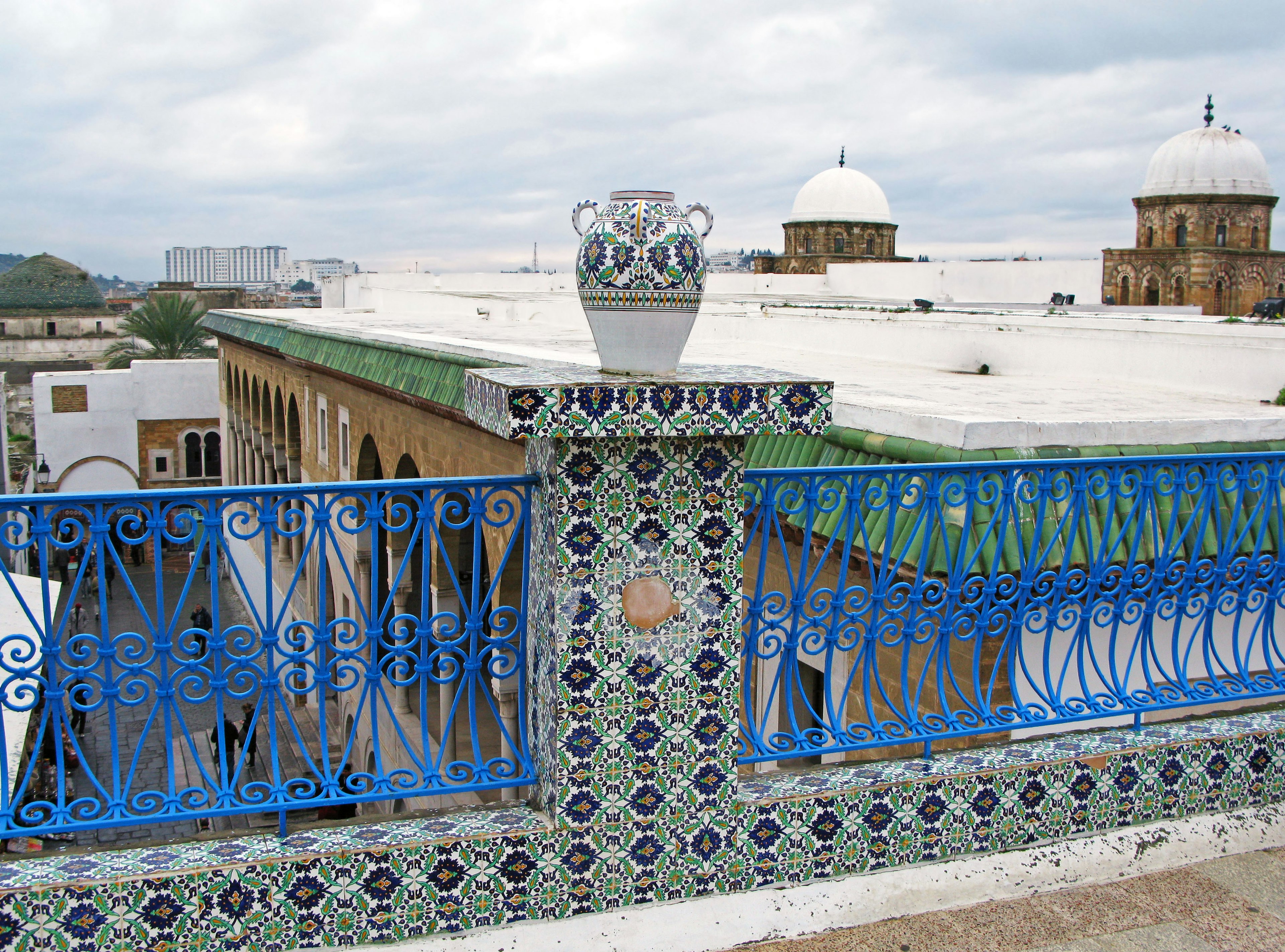 Vista desde el techo con intrincados azulejos y barandilla azul