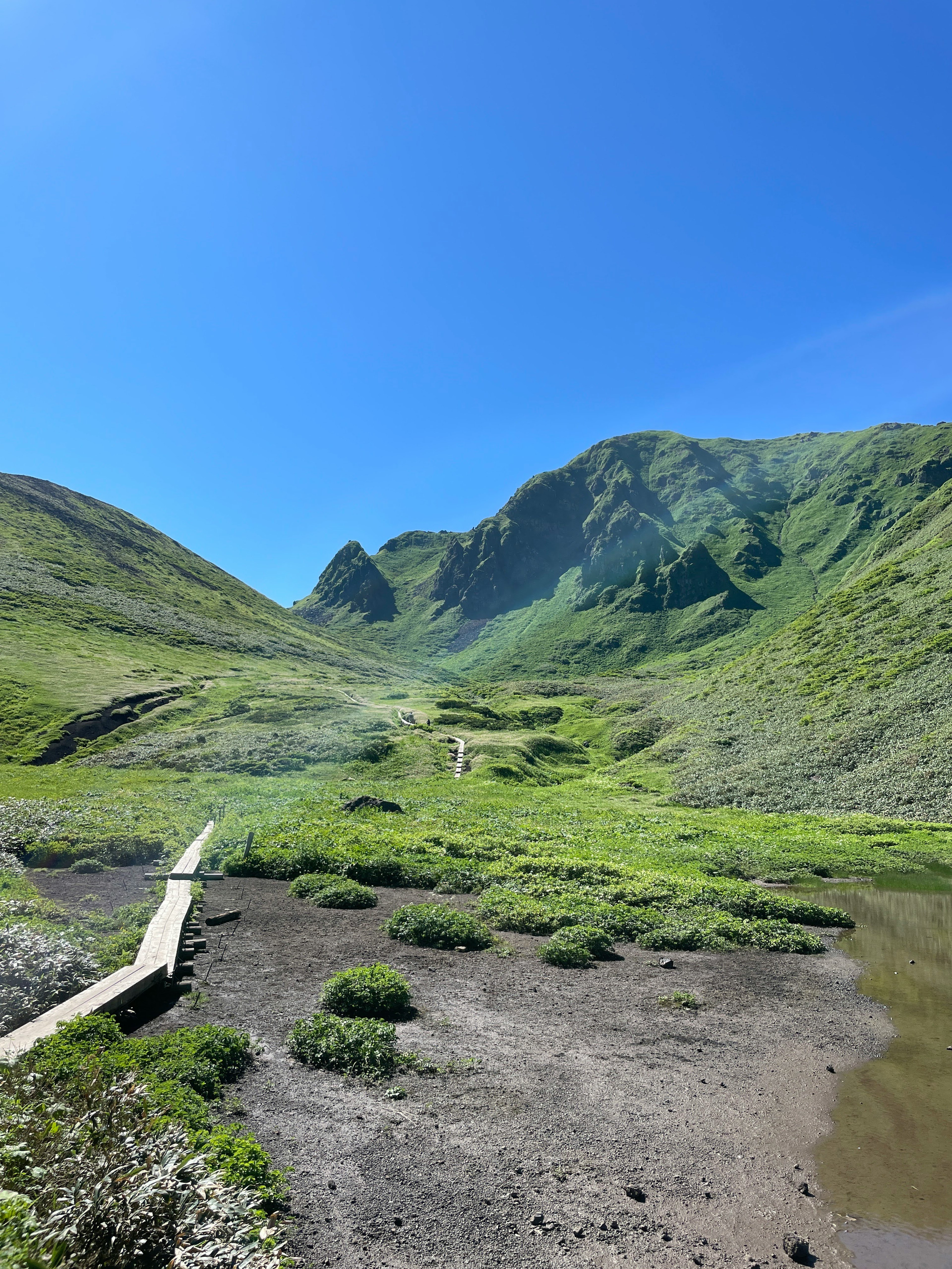 緑豊かな山谷の風景と青空