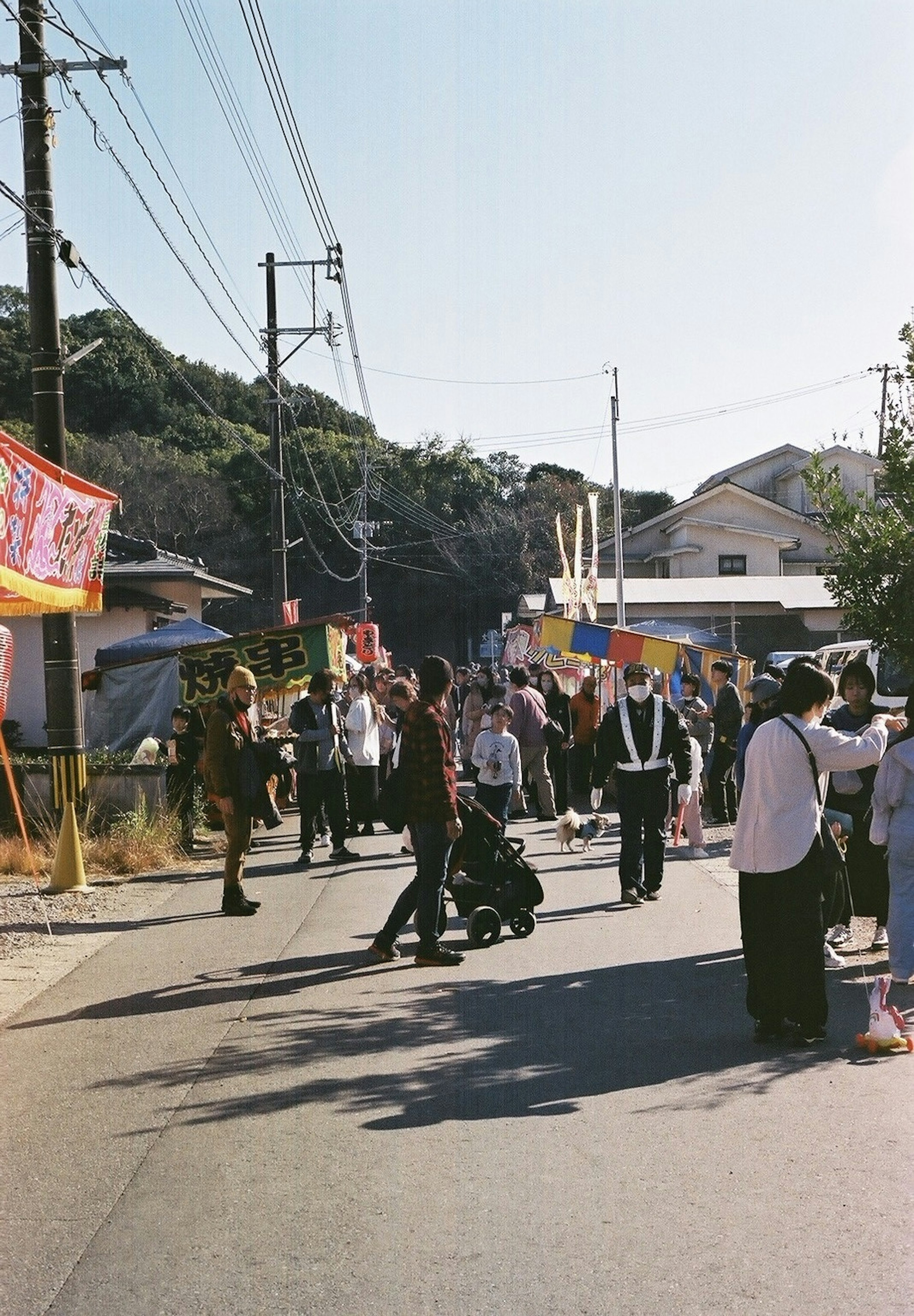 通りに集まる人々と屋台のある風景