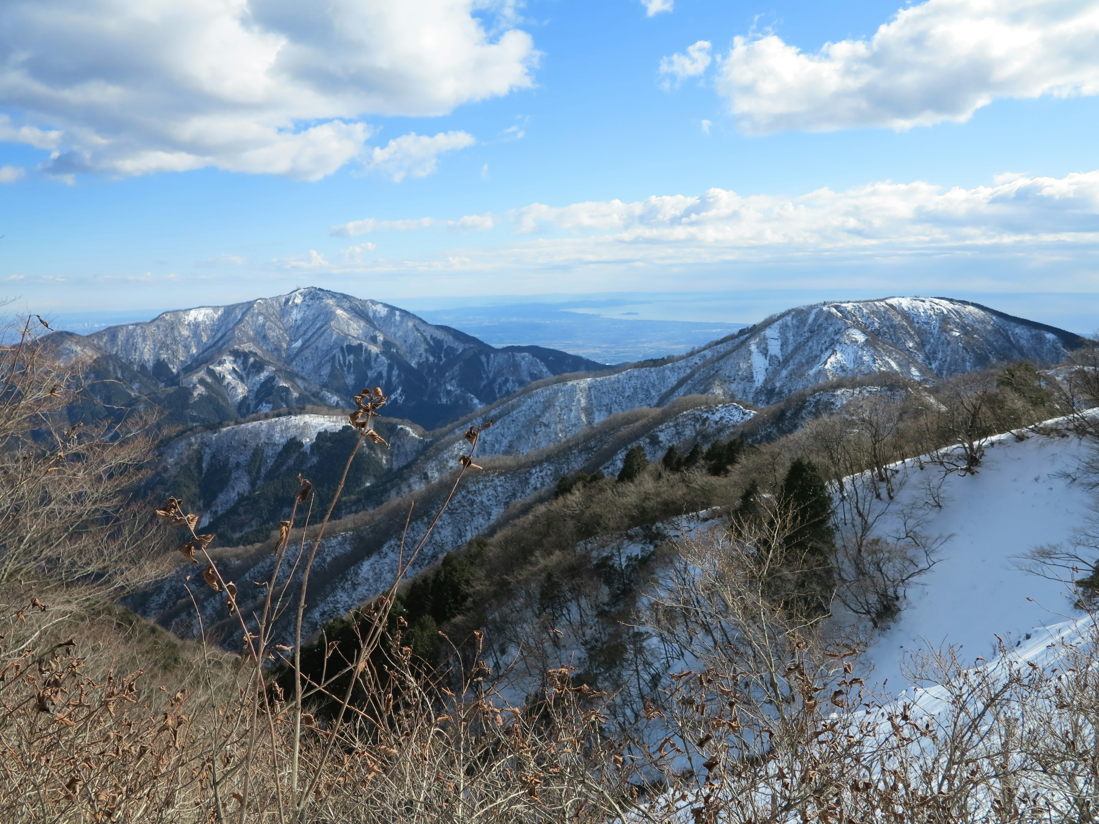 Panoramablick auf schneebedeckte Berge unter einem blauen Himmel