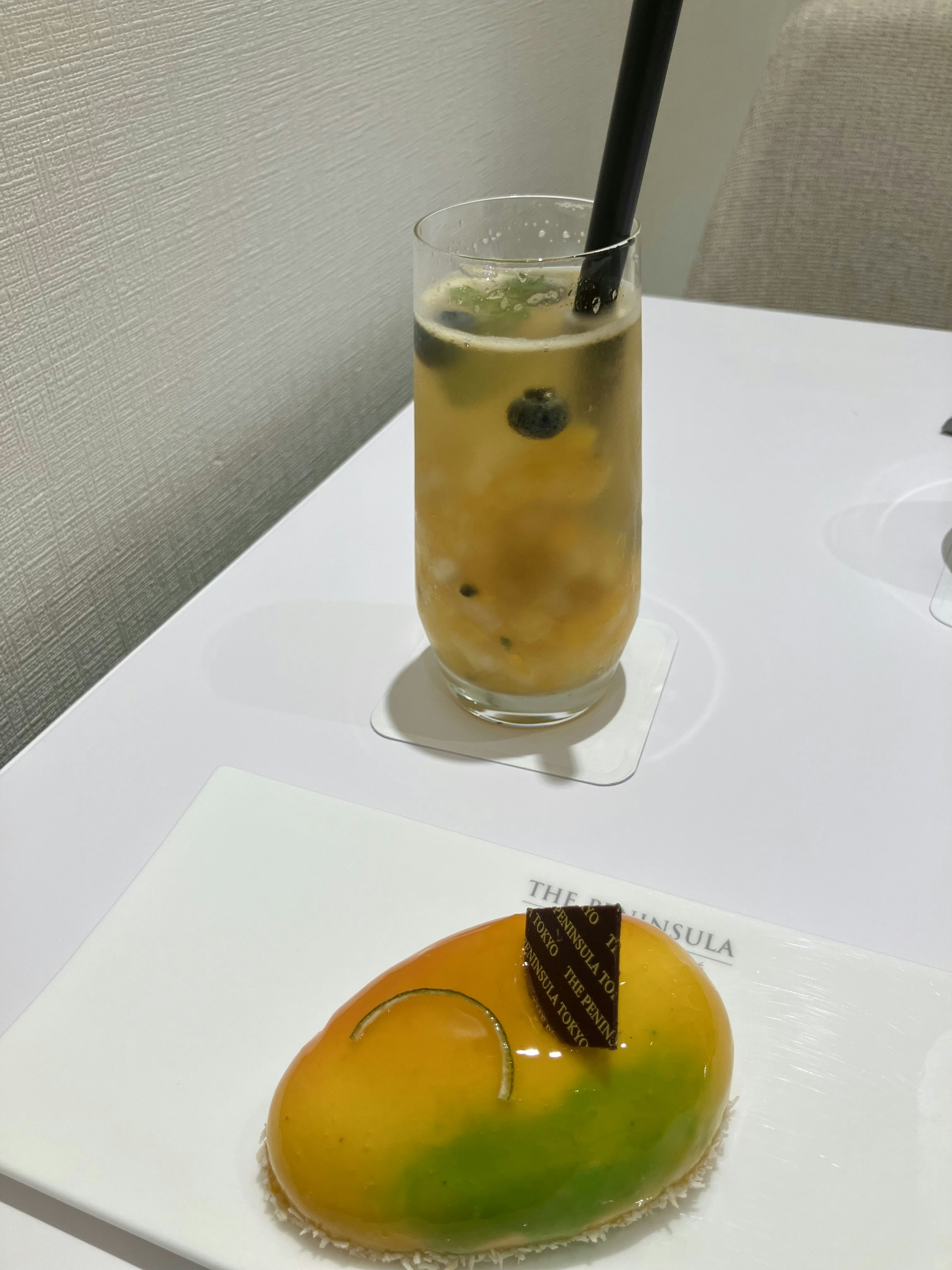 桌子上的飲料和甜點場景